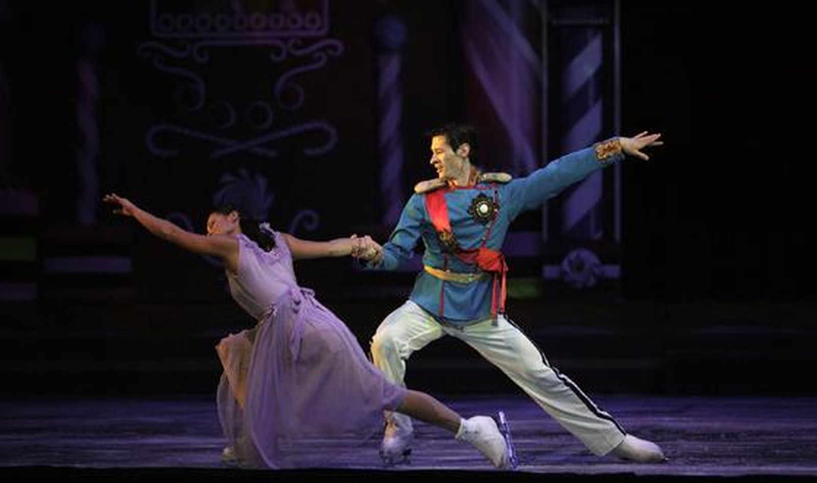 Imagen de 'El cascanueces' sobre el hielo en el Teatro de la Maestranza. / Antonio Pizarro