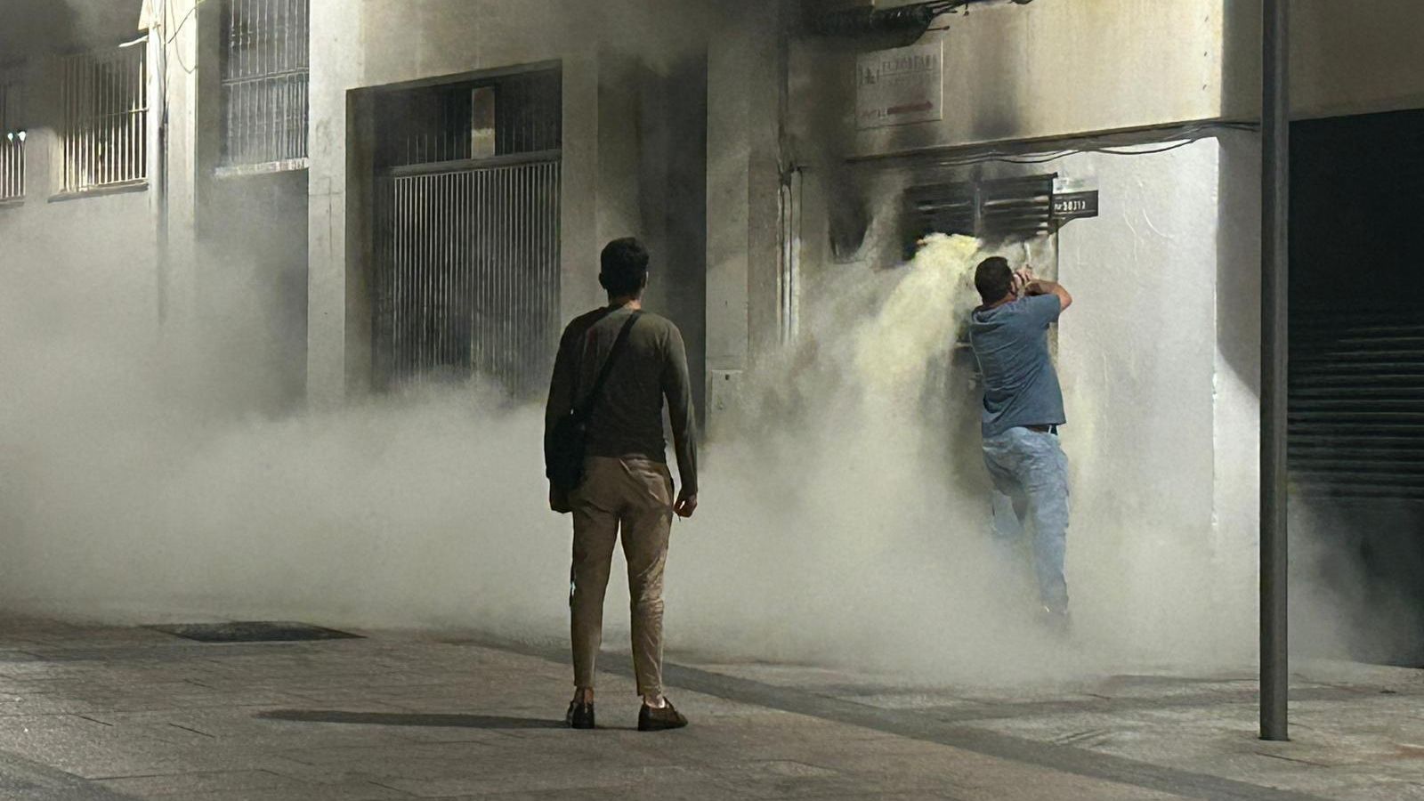 Primer intento de apagarlo con extintores.