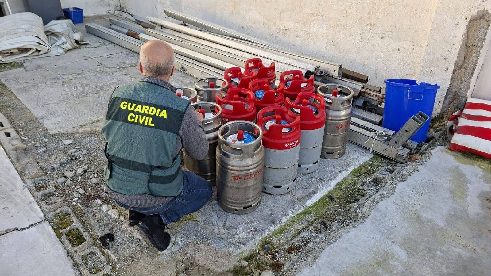 Un agente de la Guardia Civil junto a las bombonas sustraídas