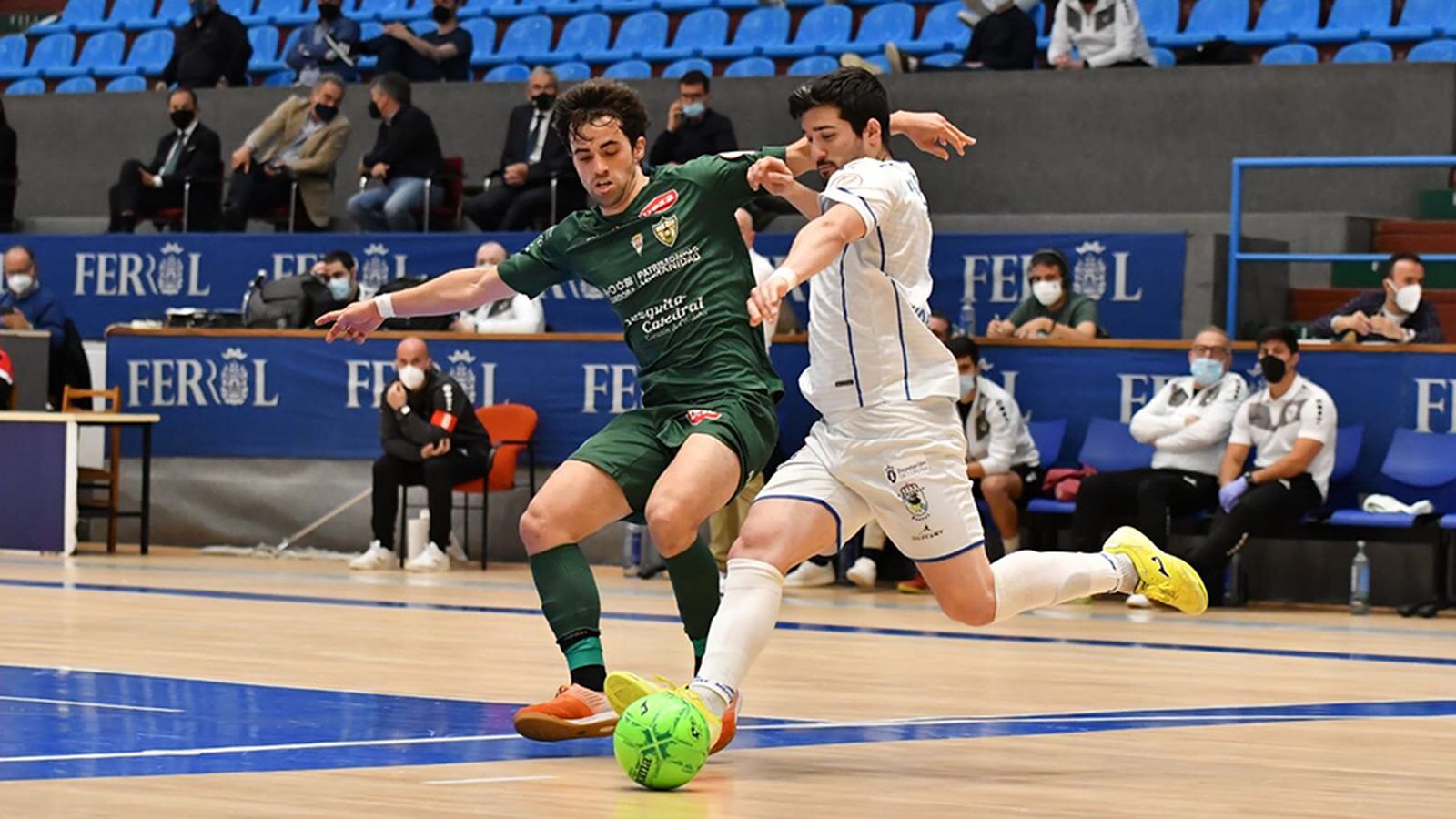Pablo del Moral intenta robar en la presión adelantada del Córdoba Futsal.
