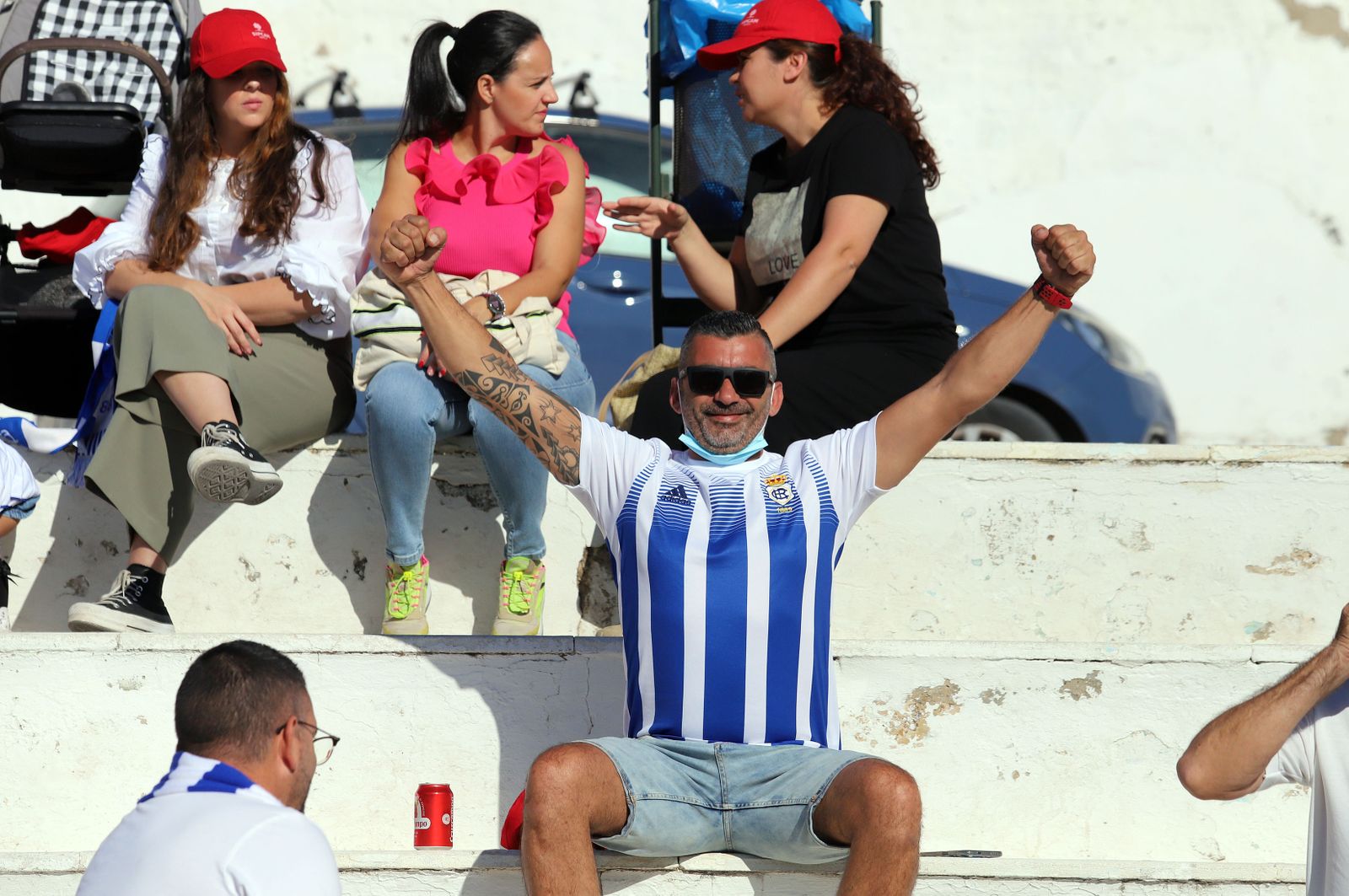 Imágenes de la afición más fiel del Recre en su visita al campo del Antoniano