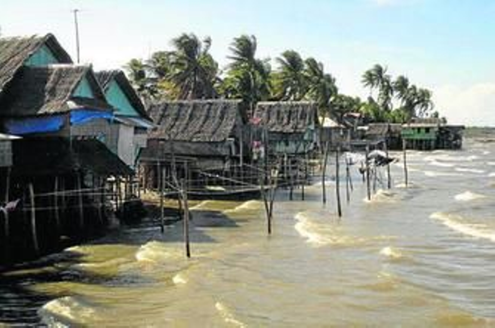 Una imagen de Cadiz City, tomada el pasado año, en la que se aprecia la fragilidad de algunas de las viviendas.