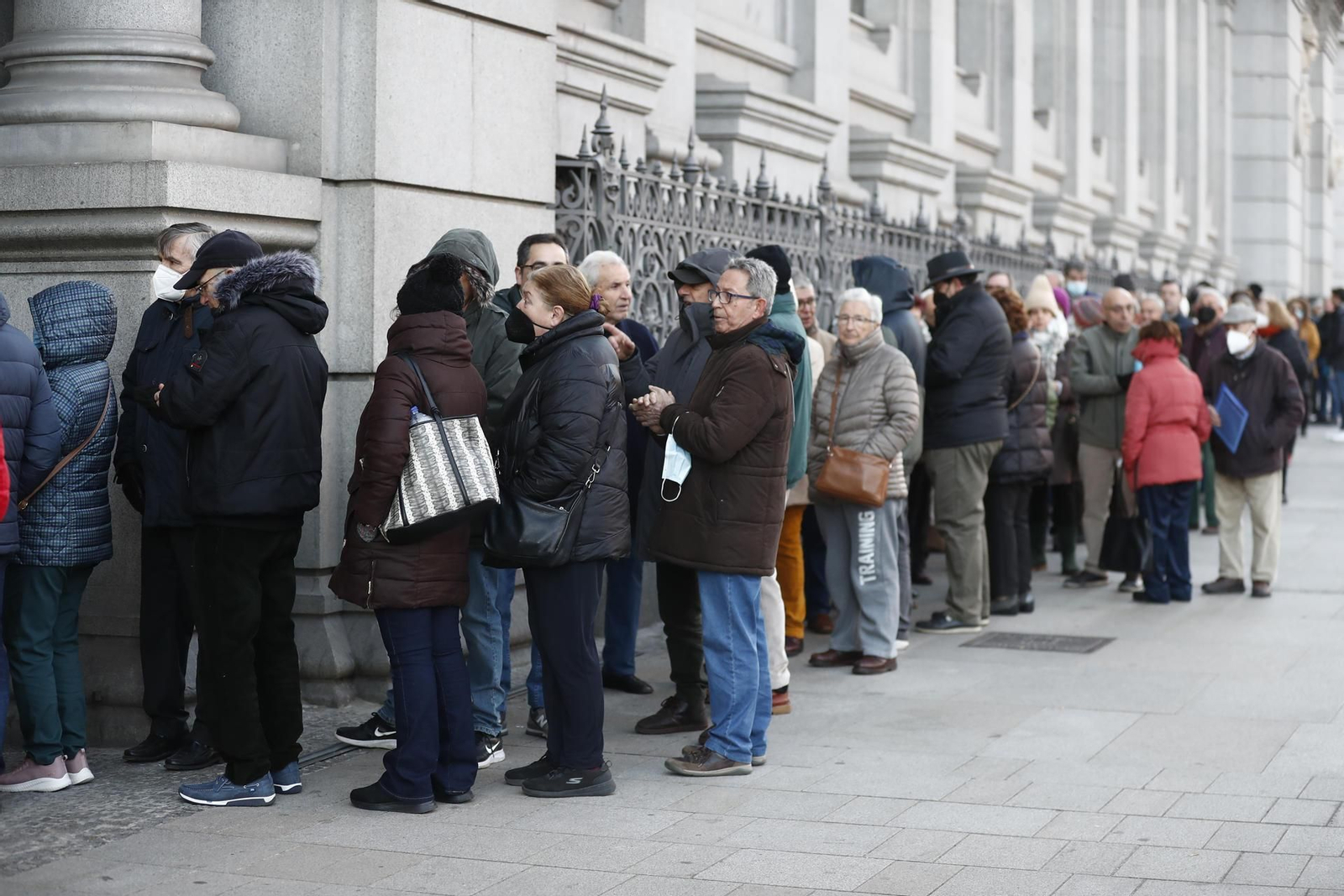 Colas en la sede del Banco de España para comprar deuda pública.