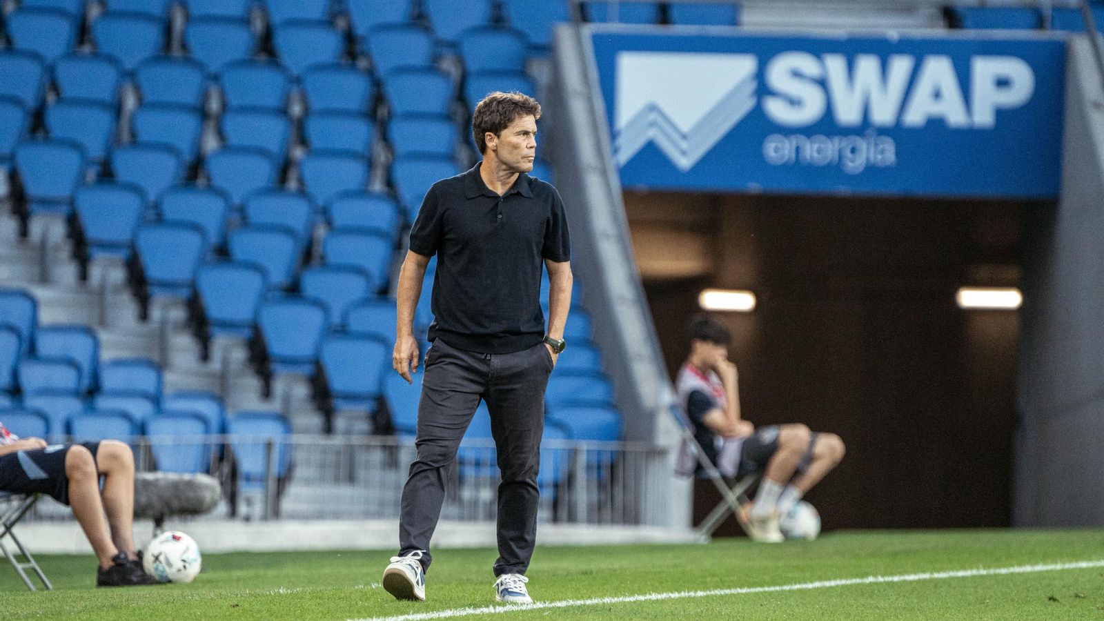 El técnico del conjunto rojiblanco camina por la banda de Anoeta durante el desarrollo del encuentro entre rojiblancos y donostiarras.