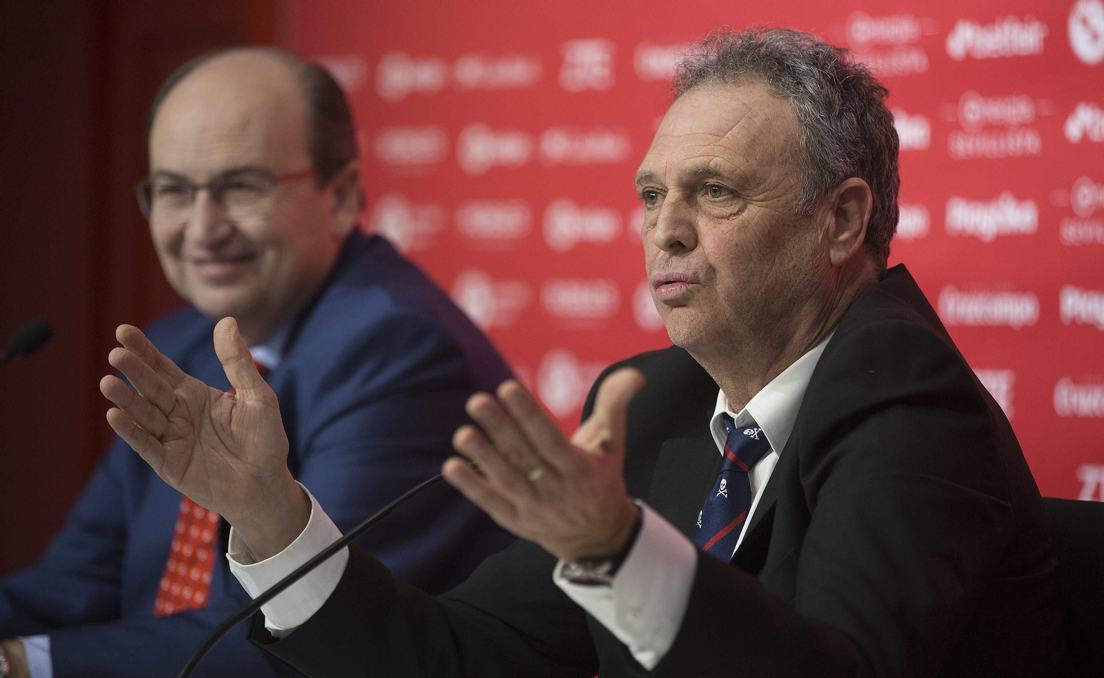 Joaquín Caparrós habla durante la rueda de prensa.
