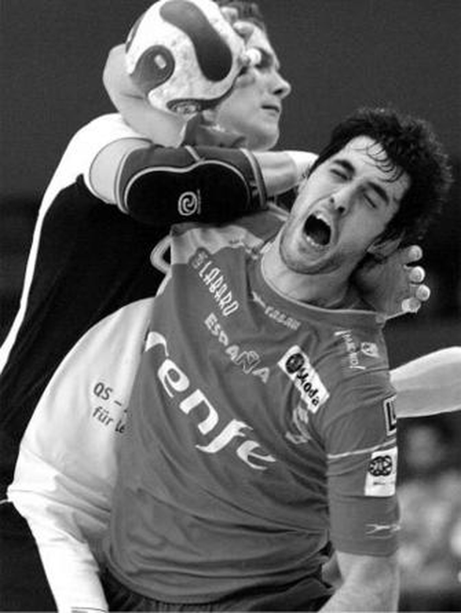 Raúl Entrerríos, frenado antirreglamentariamente por Preiss.