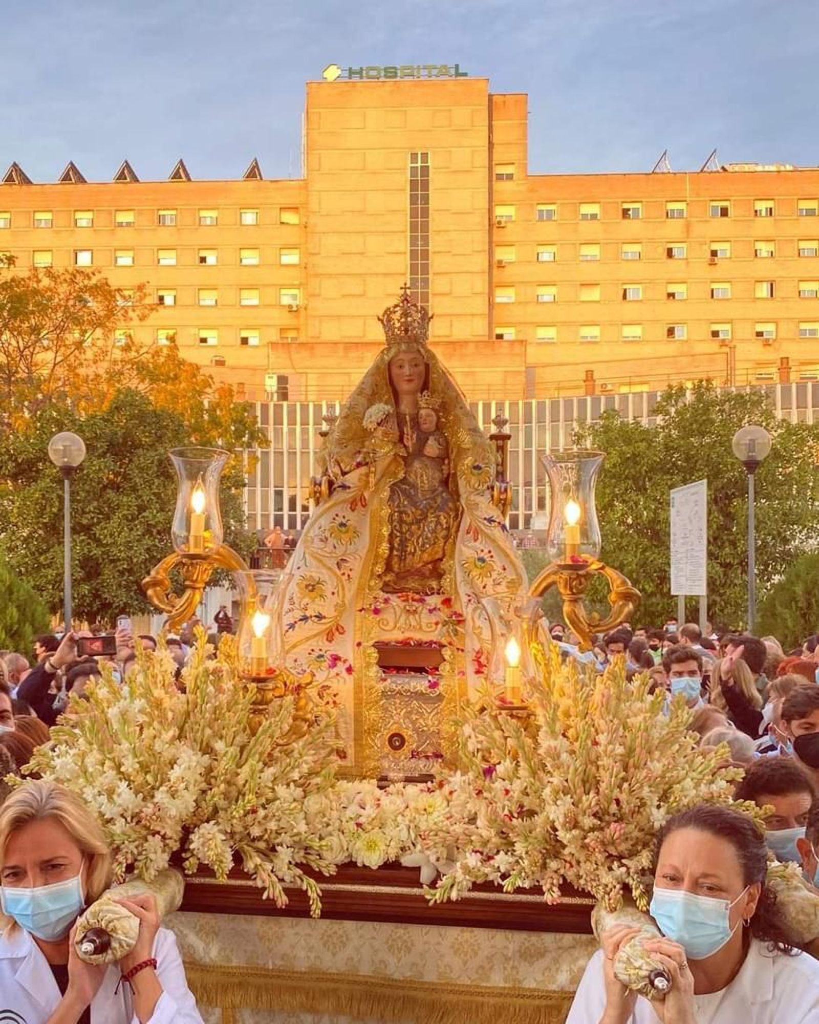 Emotivas imágenes de la Virgen de Valme en su visita al hospital al que da nombre.