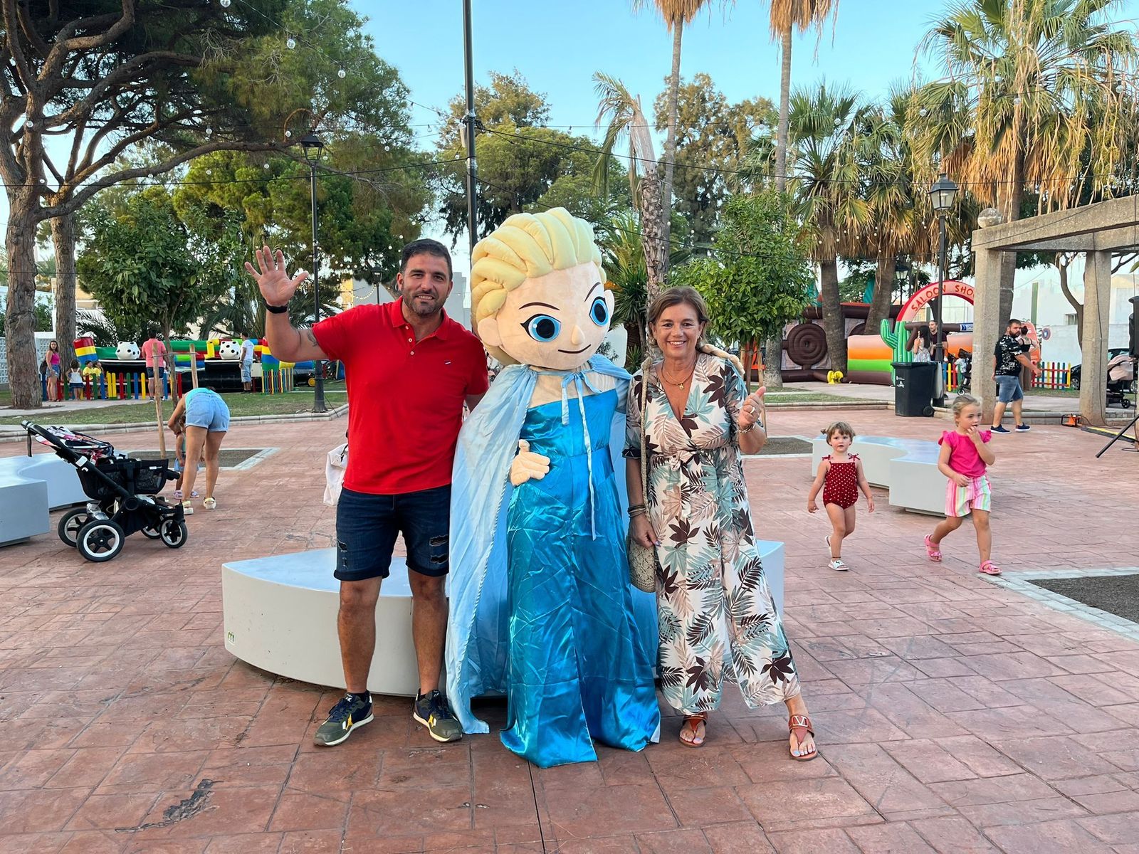 La concejala Silvia Gómez, con uno de los personajes de la fiesta y un animador.