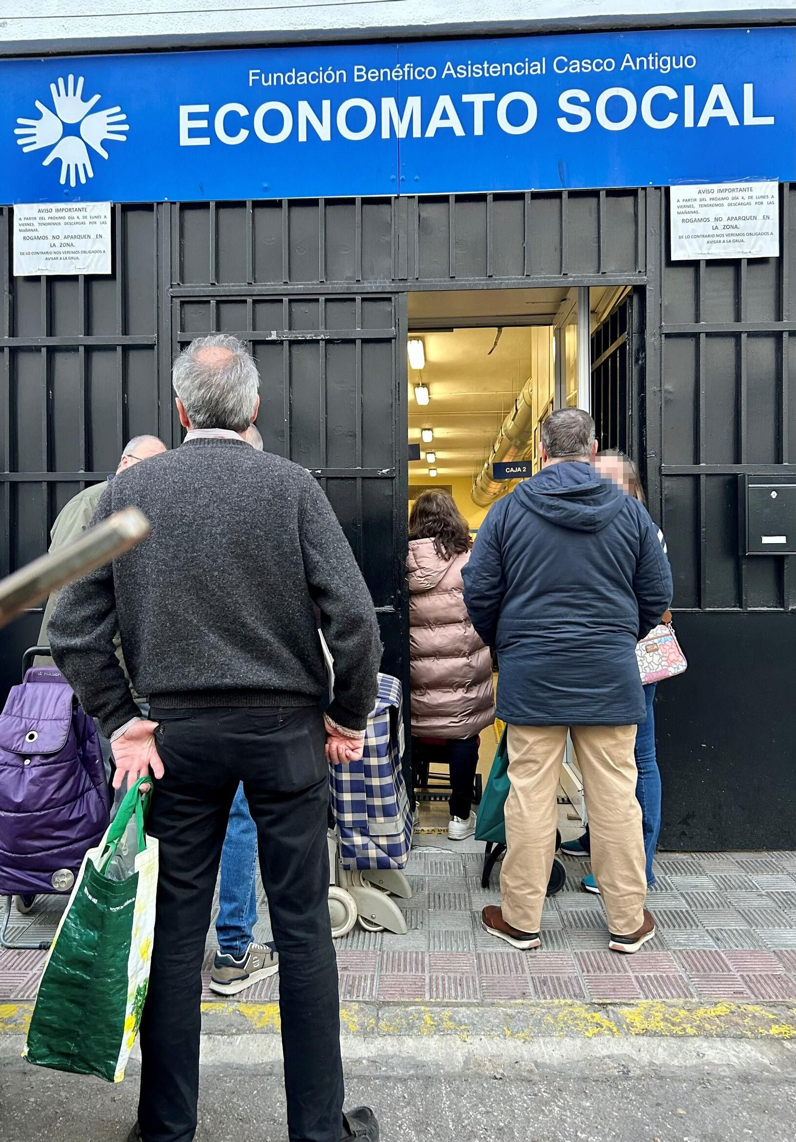 Beneficiarios hacen cola para acceder al Economato.