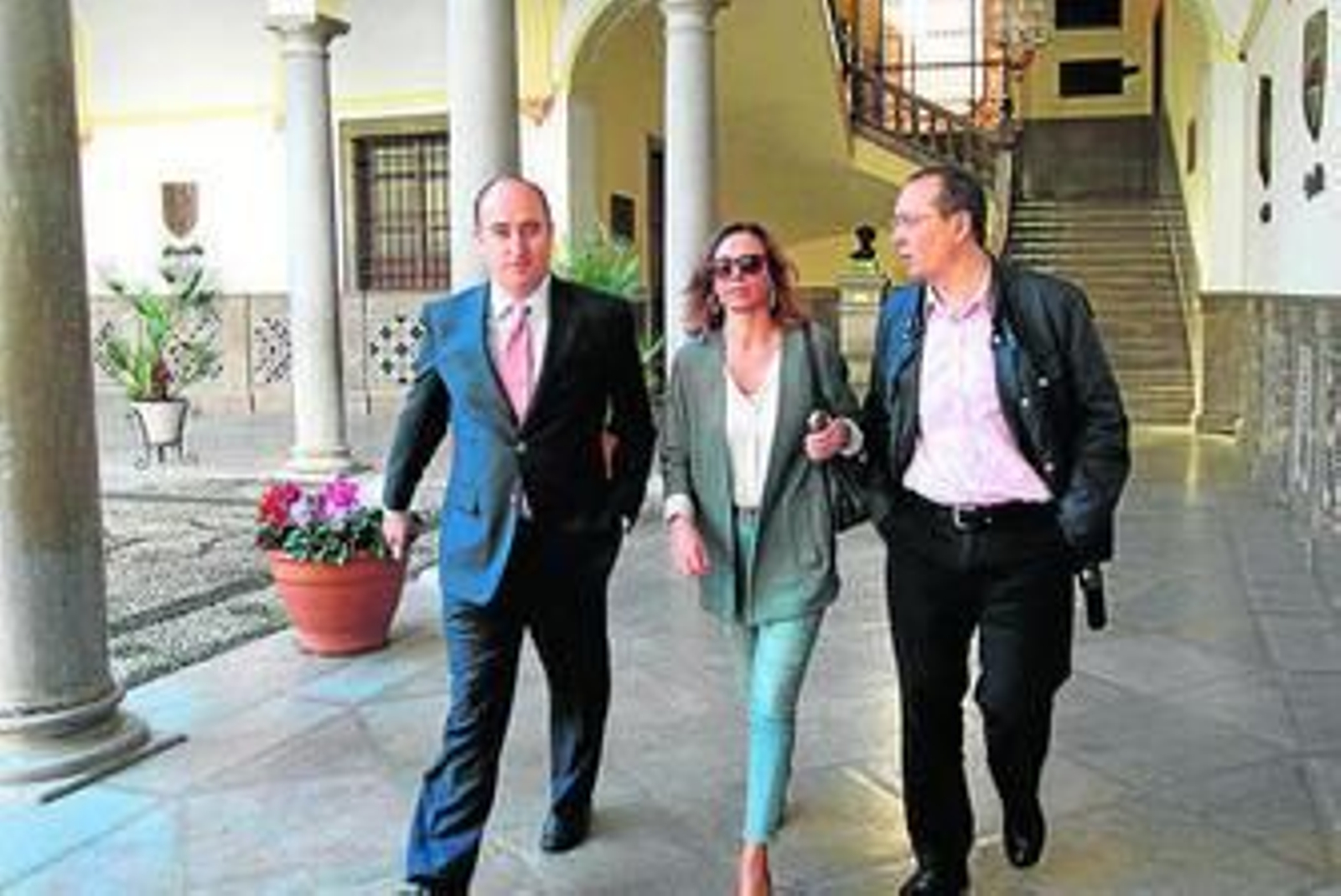 García Montero, Díaz y Egea, ayer, saliendo juntos del Ayuntamiento.