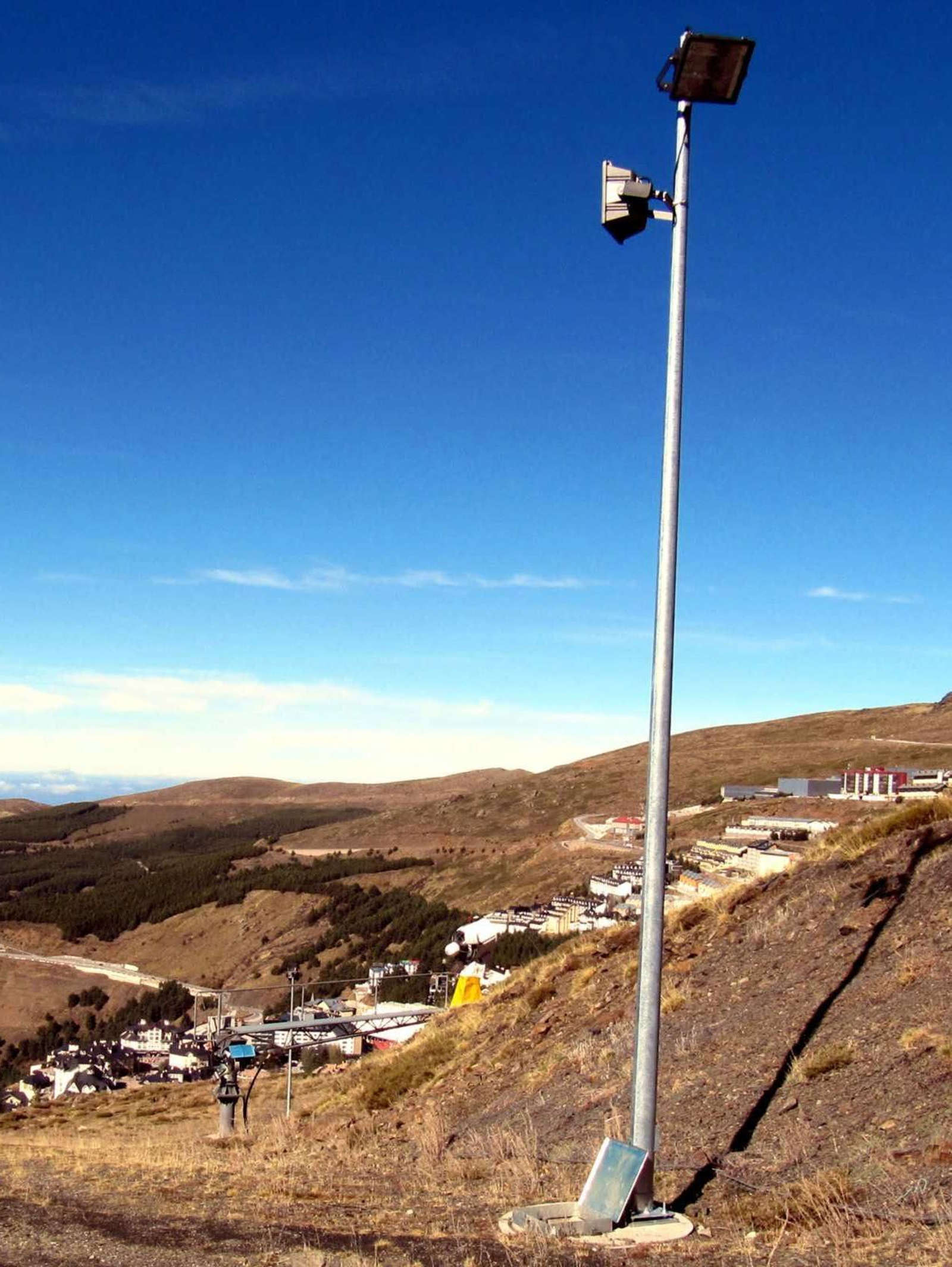 Imagen de una de las luminarias actuales de la pista de El Río de Sierra Nevada