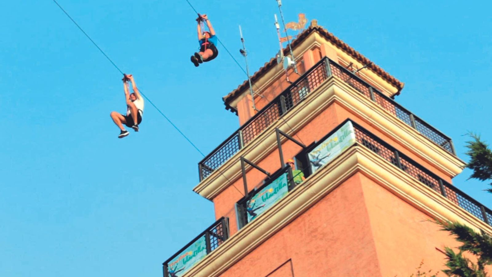 Tirolina en el parque El Camaleón.