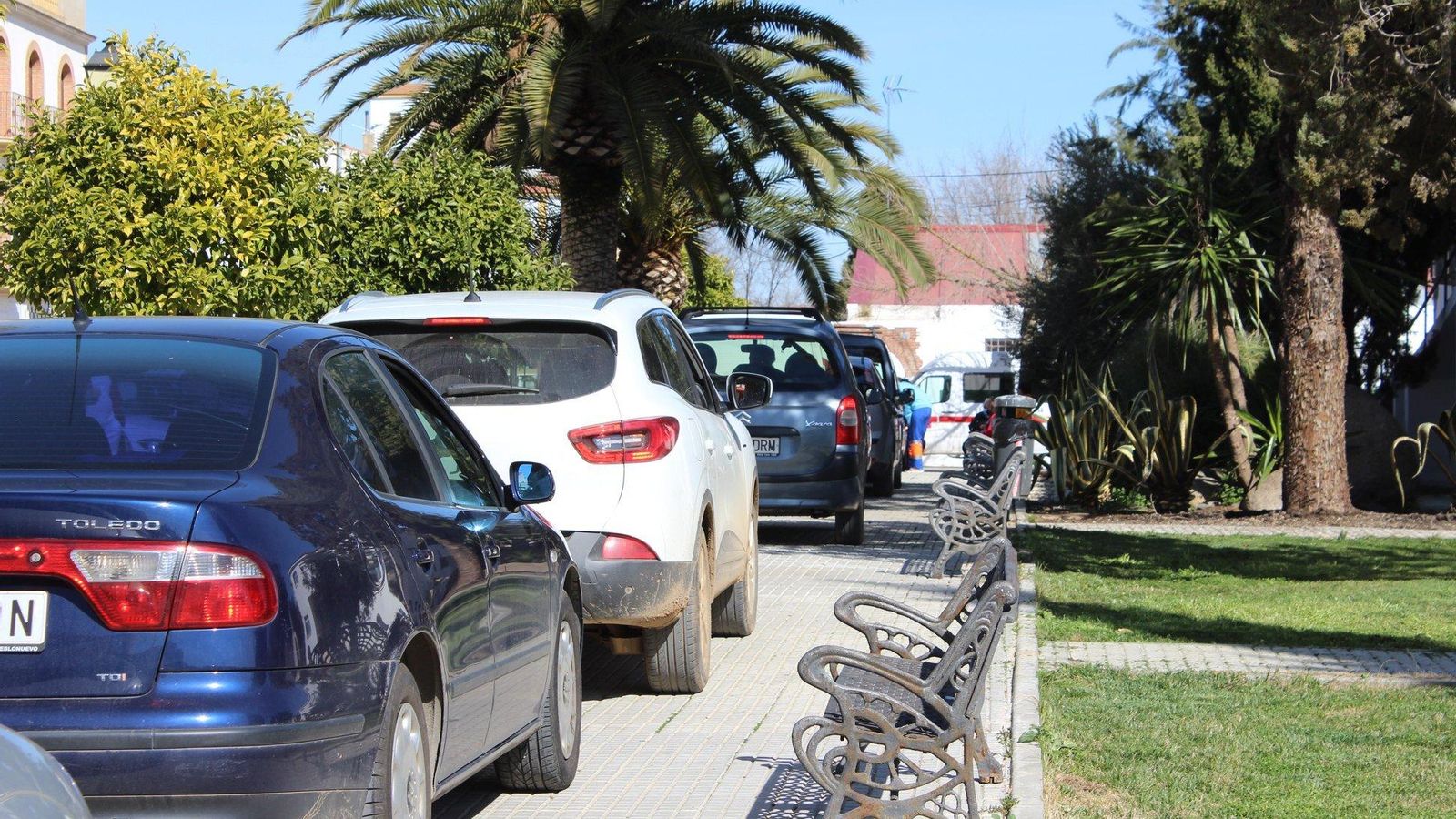 Fila de coches en la sala de usos múltiples de Hinojosa del Duque.