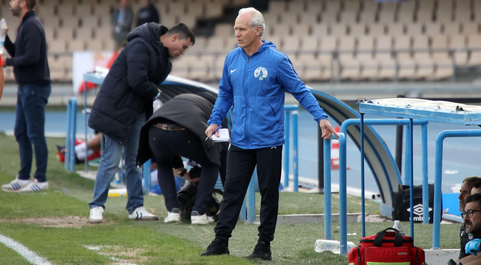 Rafael Carrillo 'Falete', en el banquillo de Chapín en un partido del Ciudad de Lucena. Rafael Carrillo 'Falete', en el banquillo de Chapín en un partido del Ciudad de Lucena.