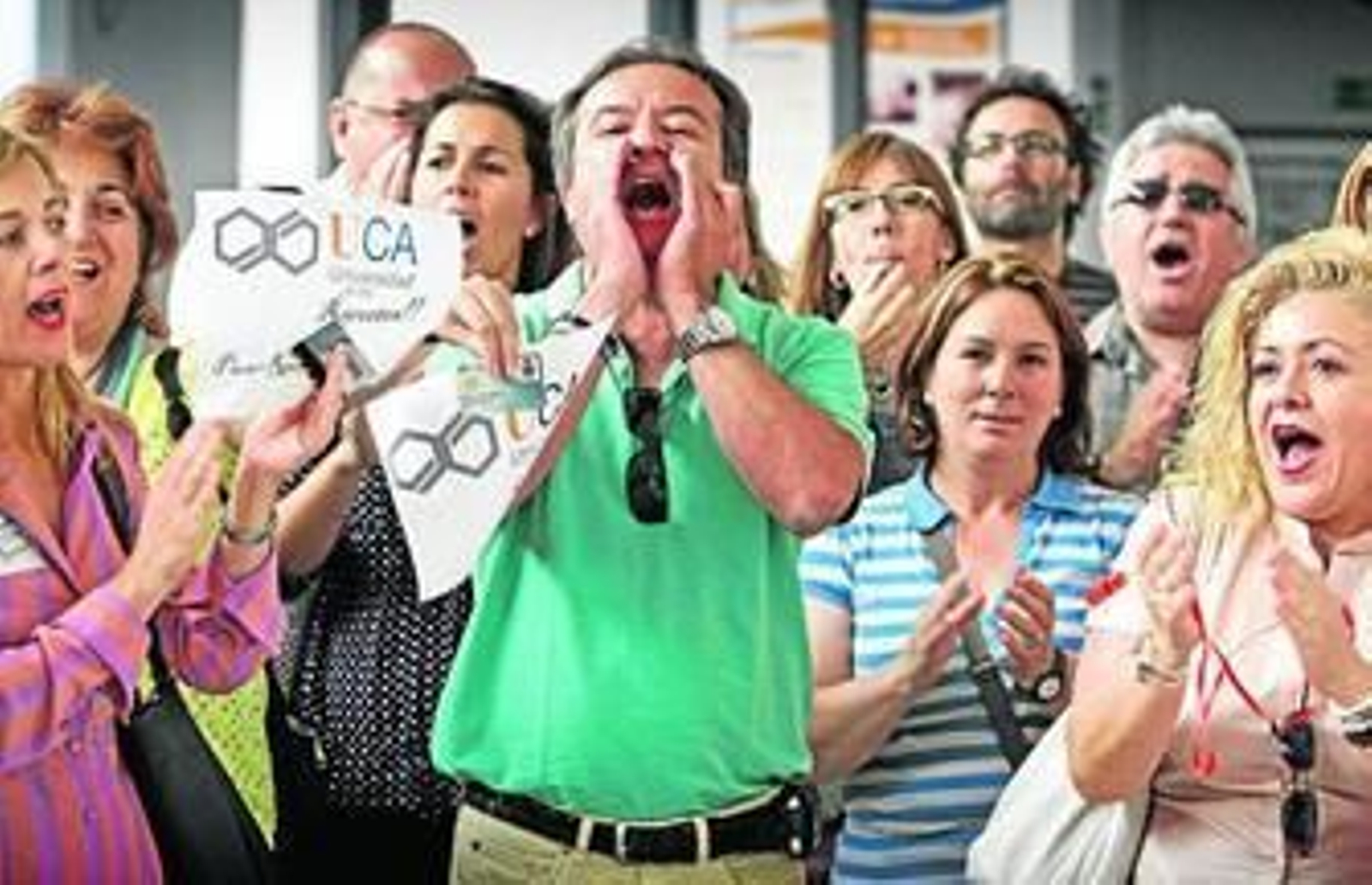 Decenas de miembros del PAS aprovecharon su media hora de desayuno para expresar ante el gerente su rechazo a la propuesta planteada.