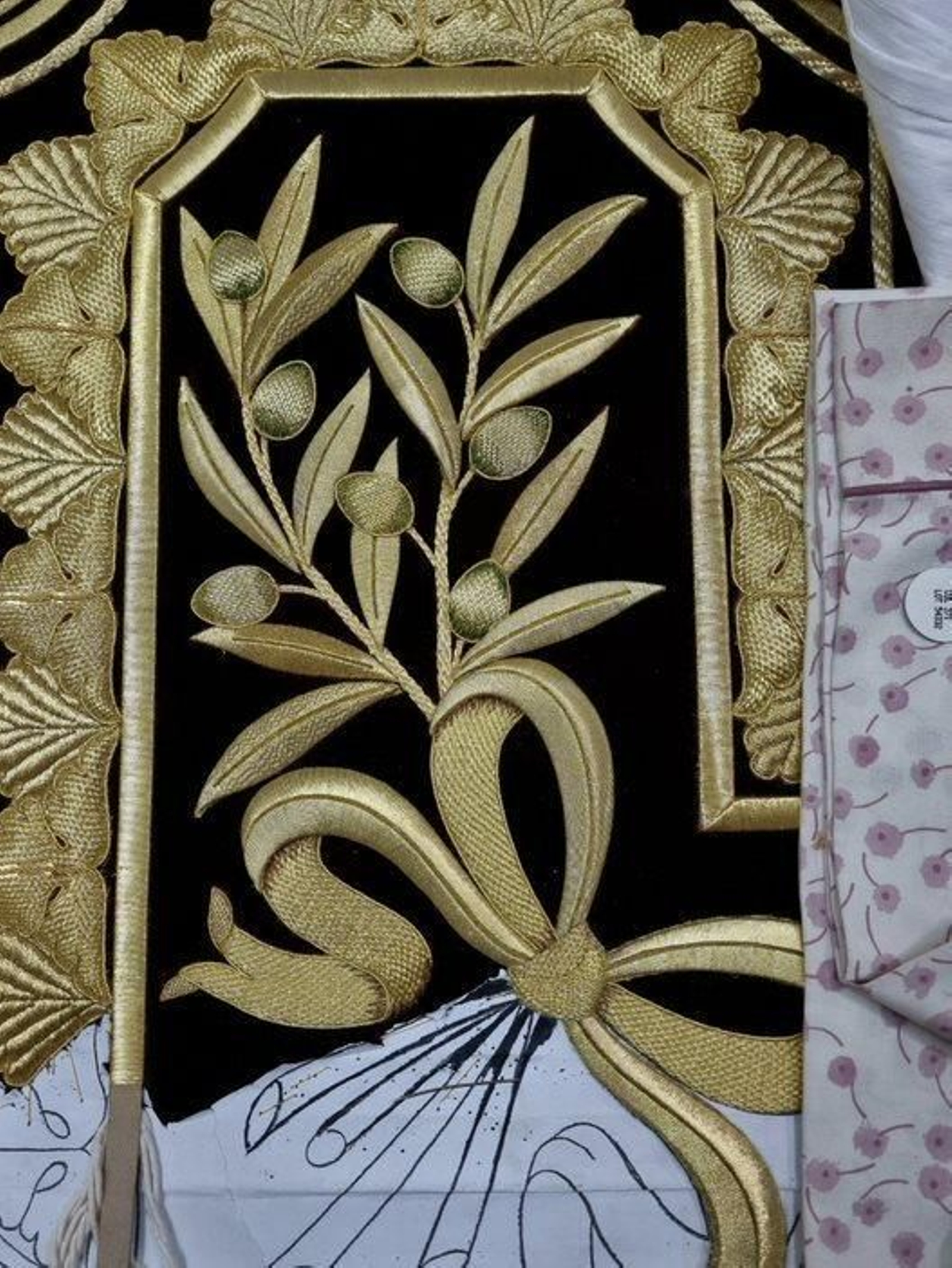 Detalle de una rama de olivo en uno de los casetones que conforman el techo de palio.