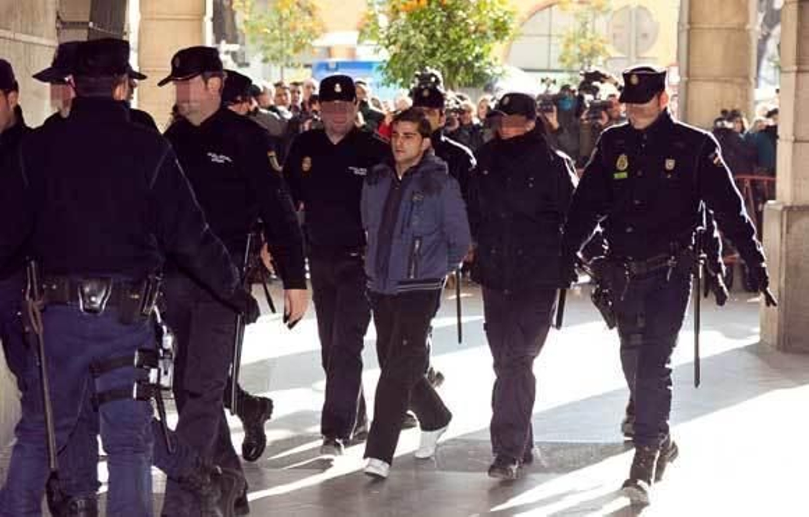 Miguel Carcaño llega al juzgado escoltado por varios agentes de Policía Nacional.  Foto: Jaime Martinez/EFE