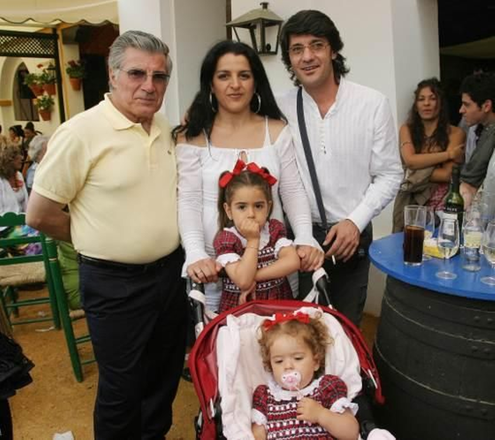 El bailaor Joaquín Grilo con su familia. 

Foto: Vanesa Lobo