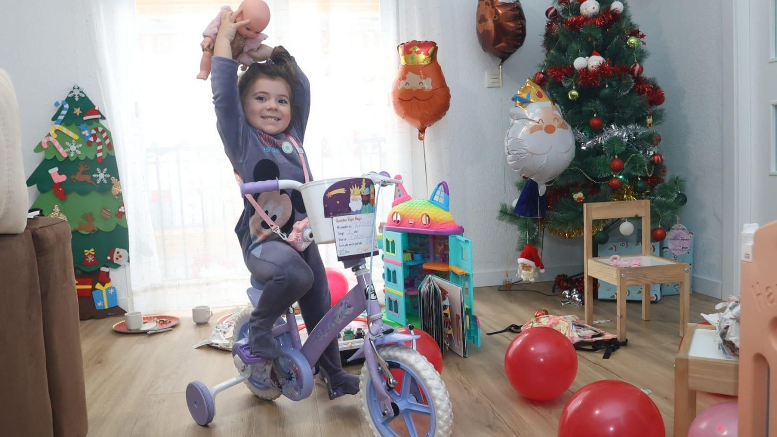 Una niña disfruta de los juguetes que le han traído los Reyes Magos. Una niña disfruta de los juguetes que le han traído los Reyes Magos.
