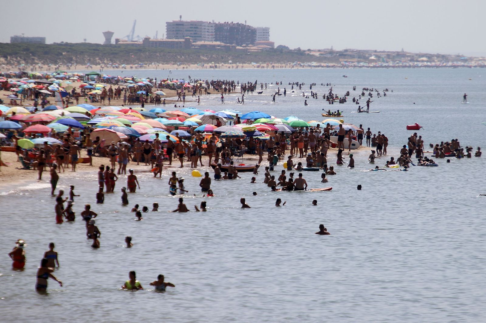Imágenes del caluroso fin de semana en las playas de Huelva