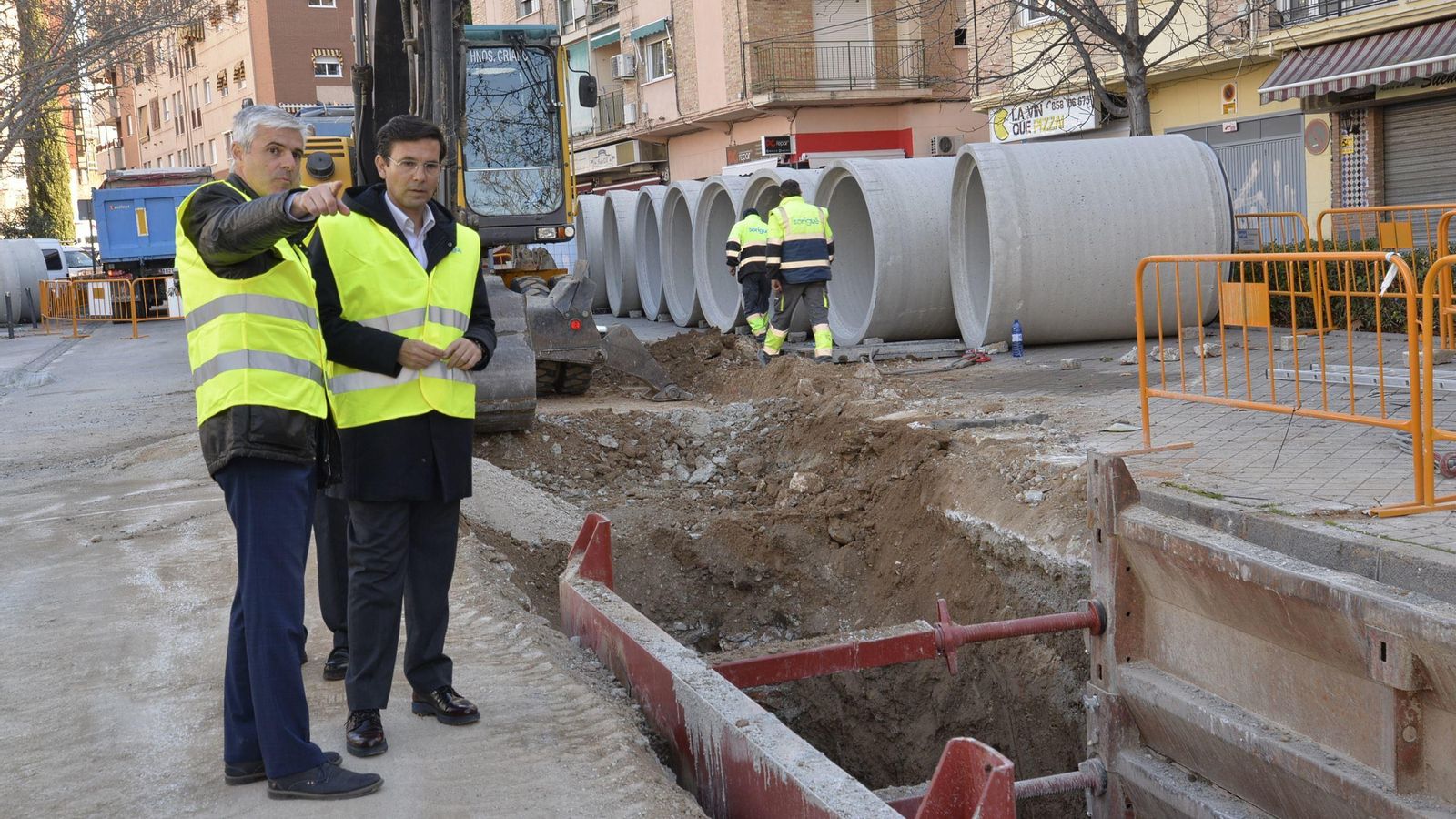 El alcalde durante su visita.