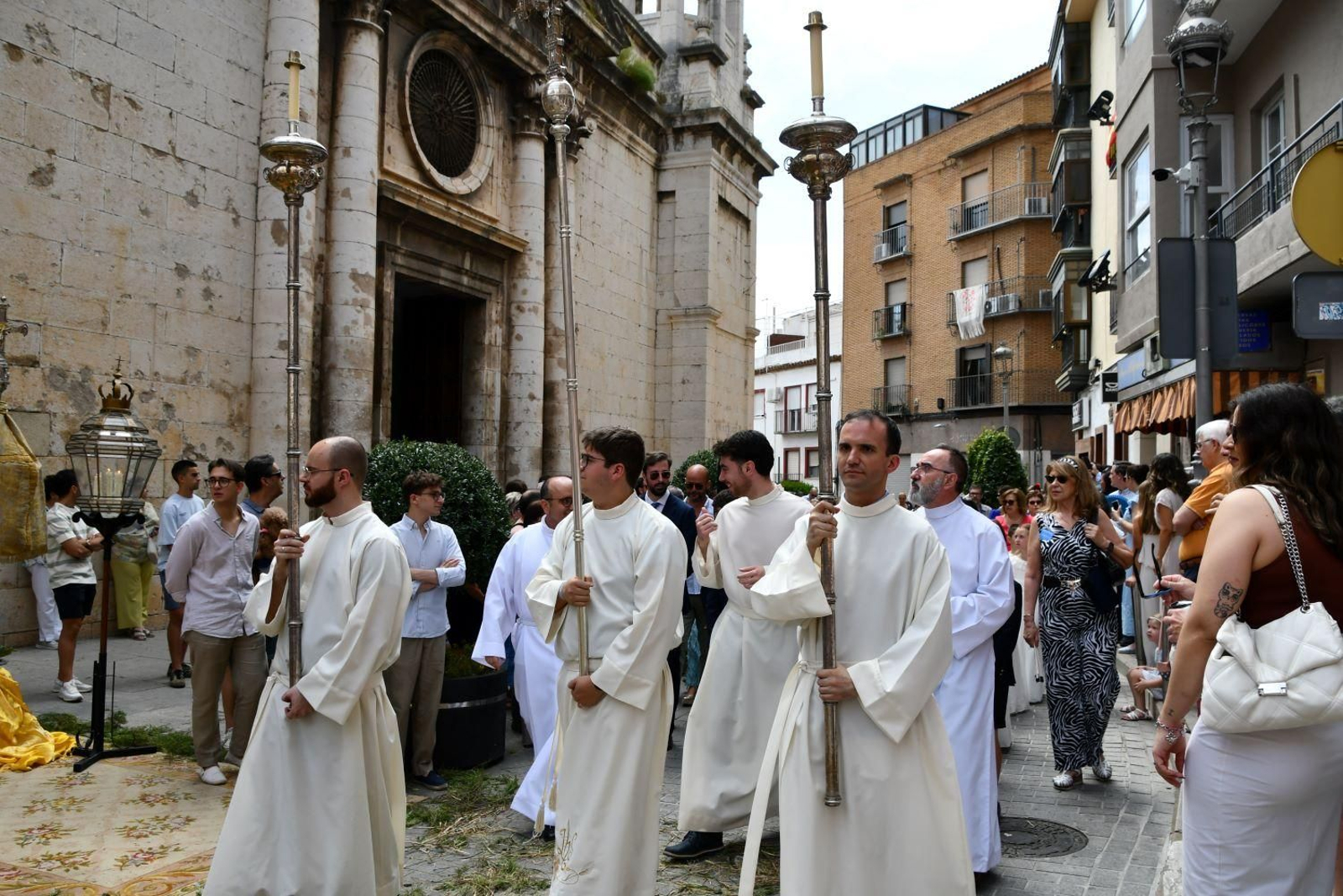 El Santísimo Sacramento llena de esperanza el corazón de los fieles jiennenses, en imágenes