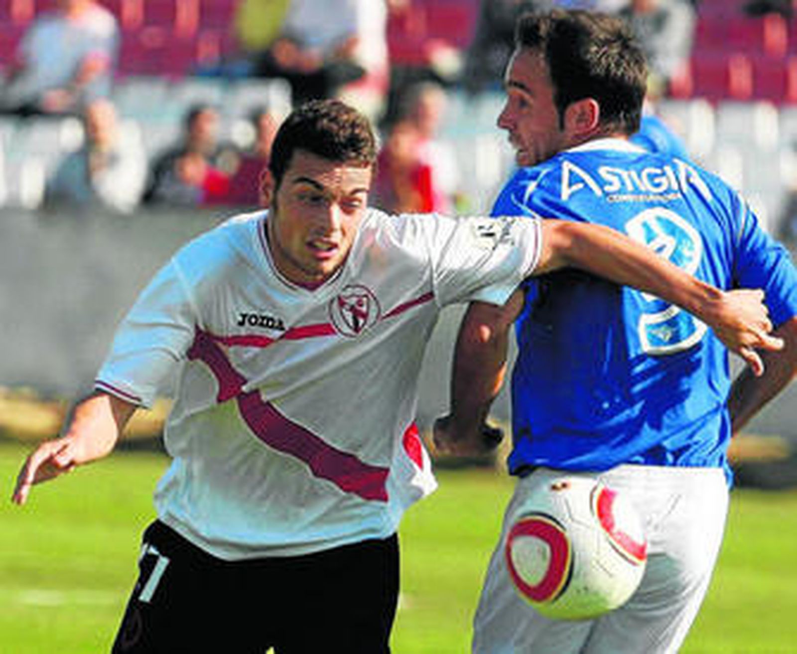 Jairo Caballero se marcha de Portela en un lance del partido disputado en la ciudad deportiva del Sevilla.
