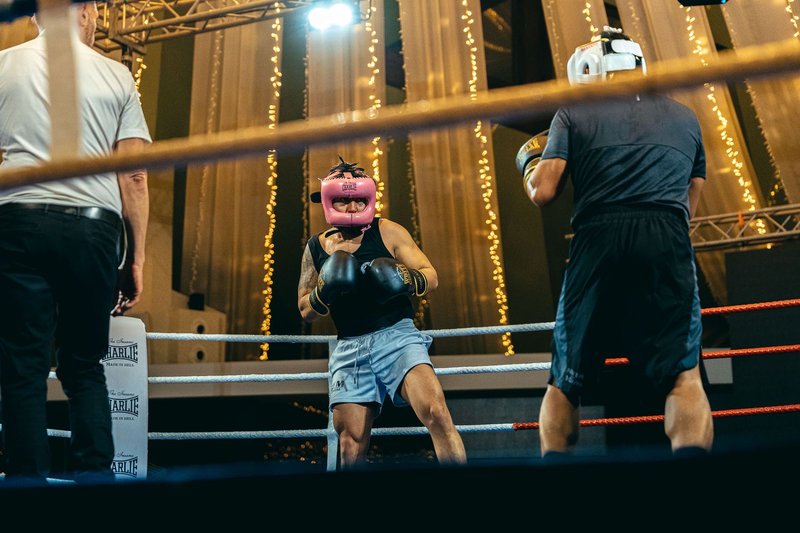 En imágenes: golpes solidarios en una impresionante White Collar Boxing