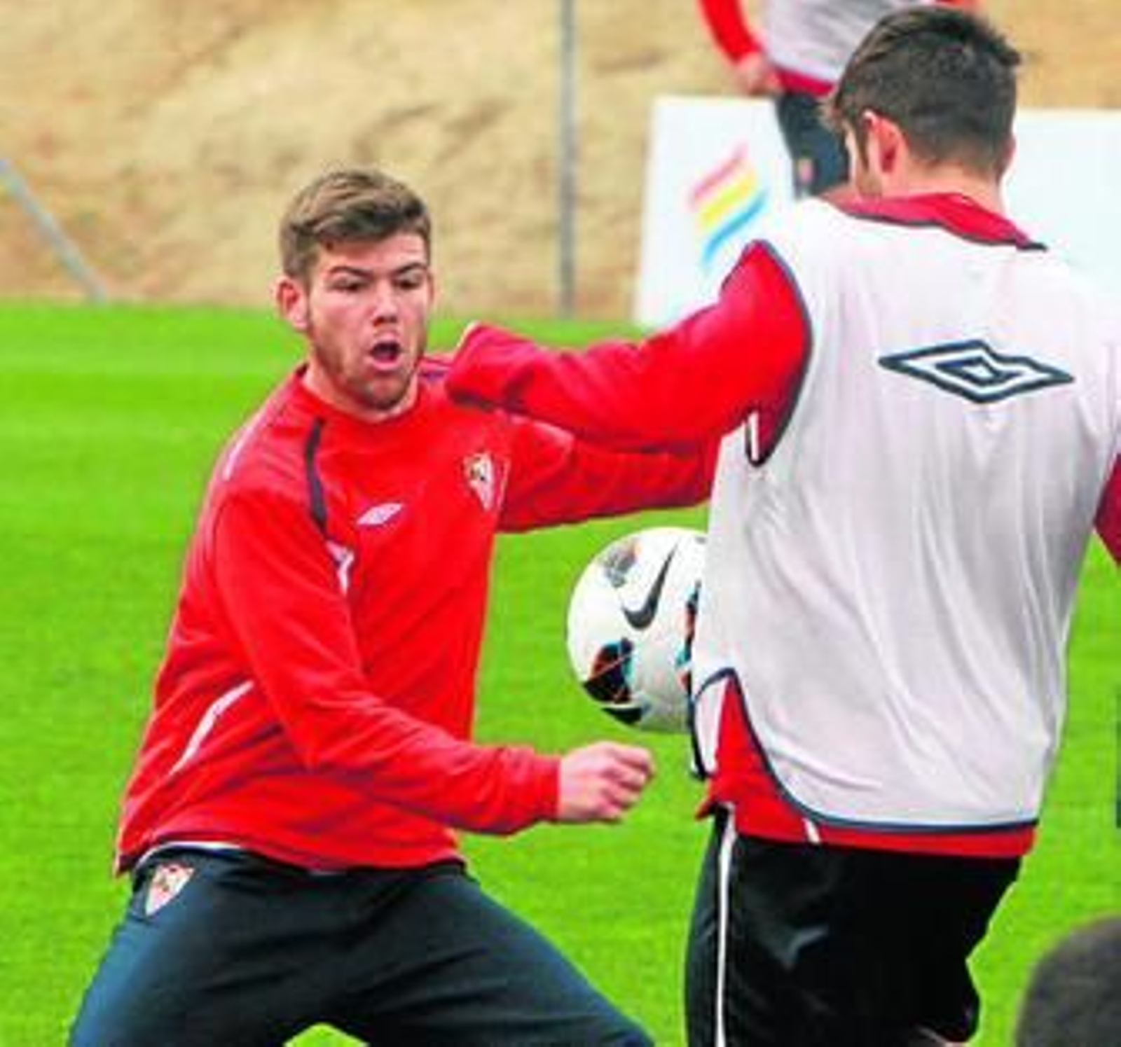 Alberto Moreno hostiga a Coke en la sesión de ayer.