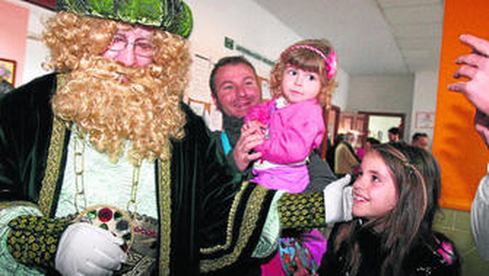 Gaspar saluda a unos niños mientras recorre la residencia Santa Teresa Jornet.