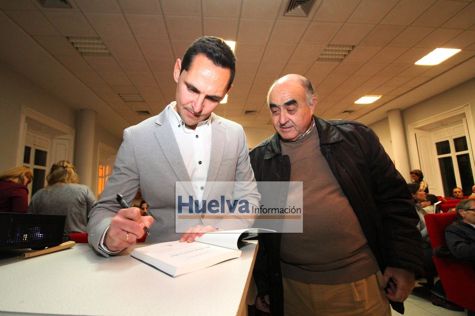 Imágenes de la presentación del libro de Juanma Garrido "No quiero verte llorar".