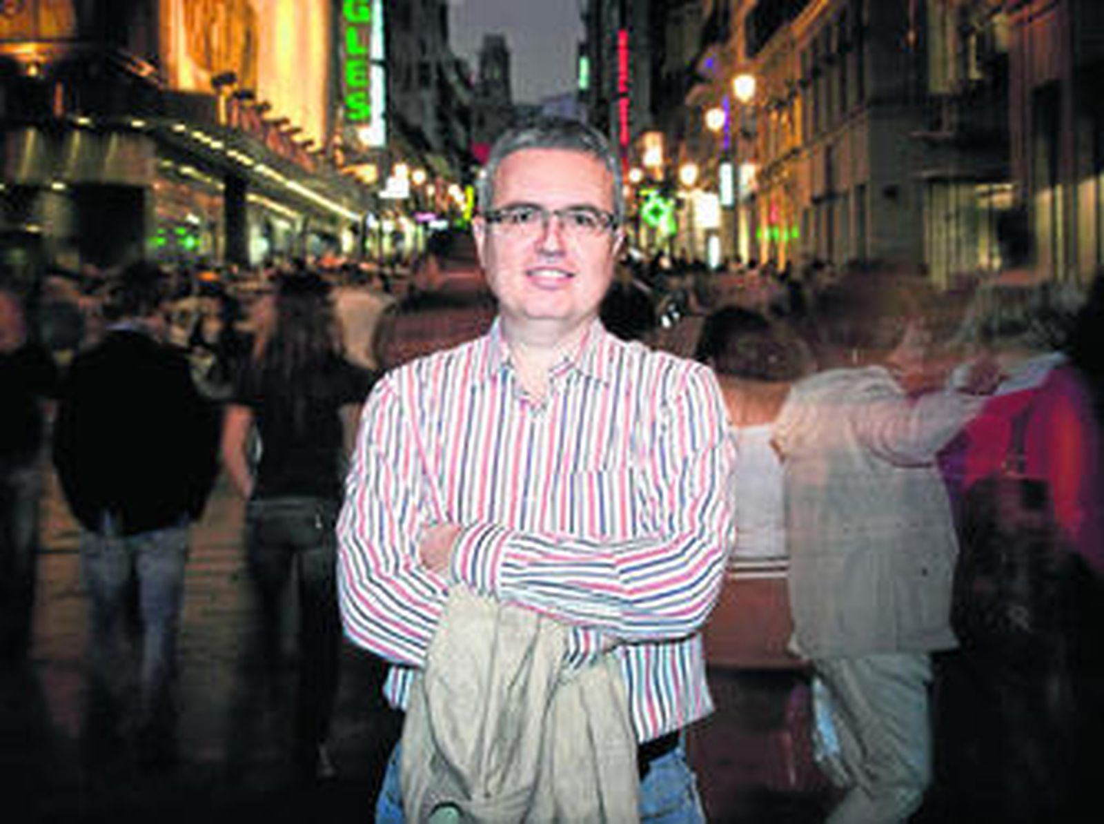 El escritor y periodista malagueño ayer en Madrid durante la entrevista.