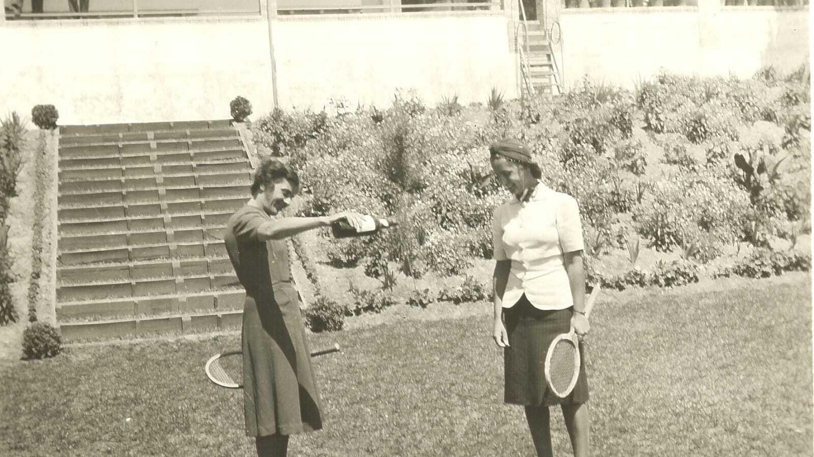 La tenista Lili Álvarez, tres veces finalista en Wimbledon, inaugura en Jerez la pista Doña Victorina, la primera de hierba natural que hubo en España.