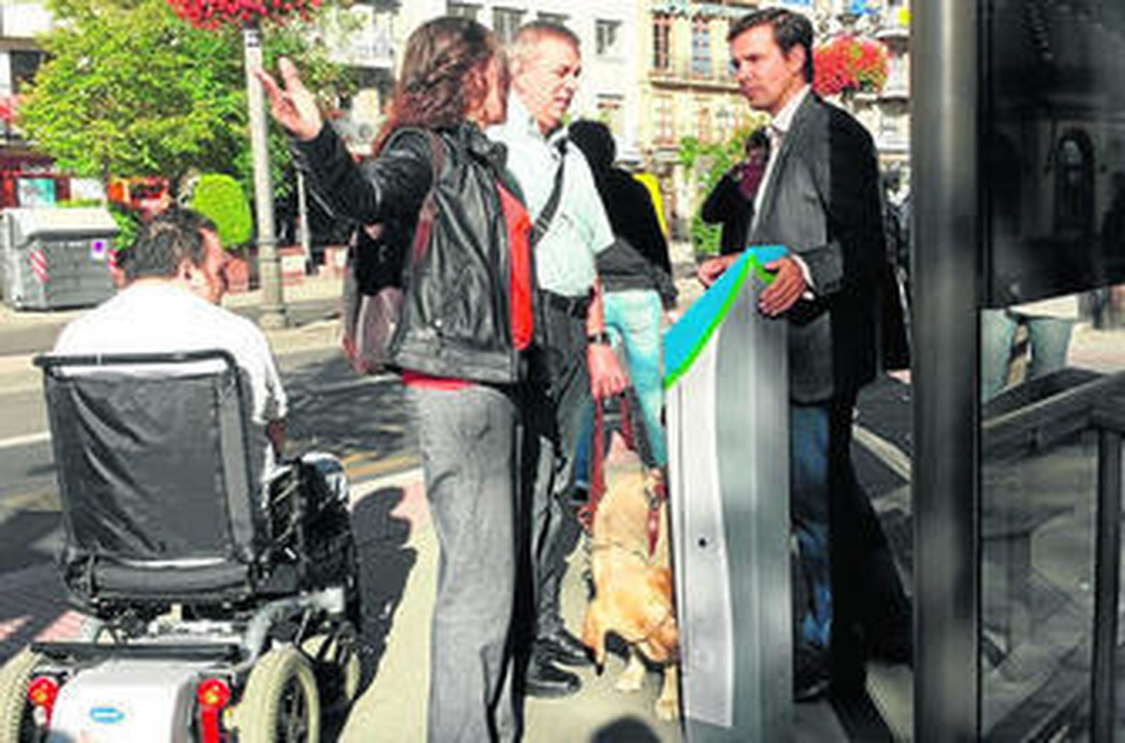 El portavoz socialista, Paco Cuenca, escucha las quejas de varios usuarios con discapacidad.