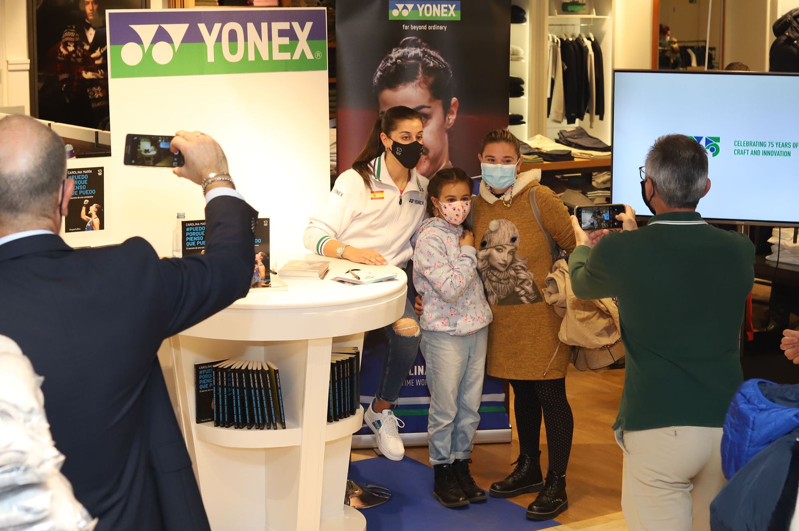 Huelva 2021: Carolina Marín firma autógrafos en el Corte Inglés de Huelva durante el Mundial de Bádminton