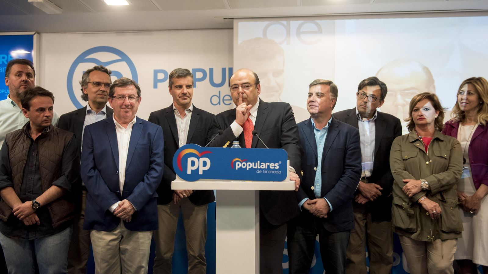 Sebastián Pérez, junto a su equipo