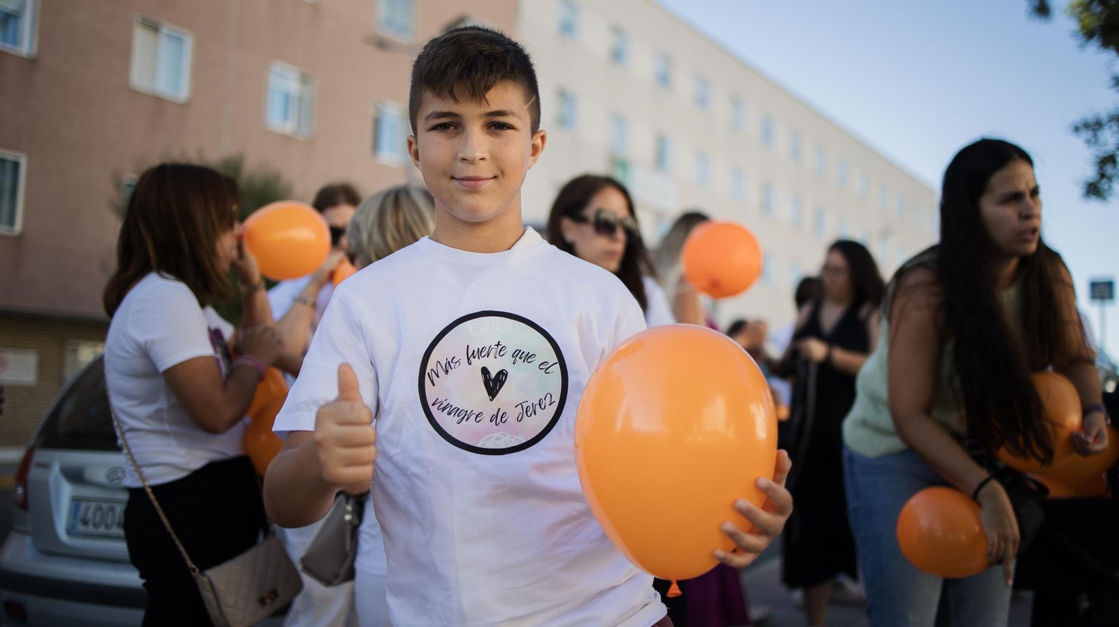 Familia y amigos de Alba Barrera la sorprenden a los pies de su habitación en el Hospital de Jerez