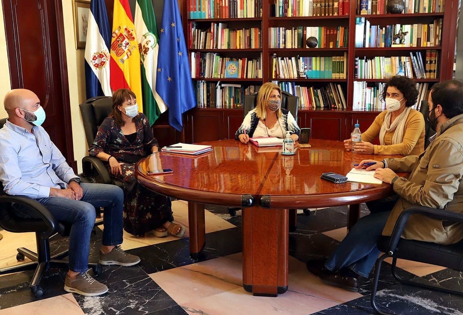 Mamen Sánchez y Laura Álvarez con los alcaldes de Guadalcacín, Estella y Torrecera