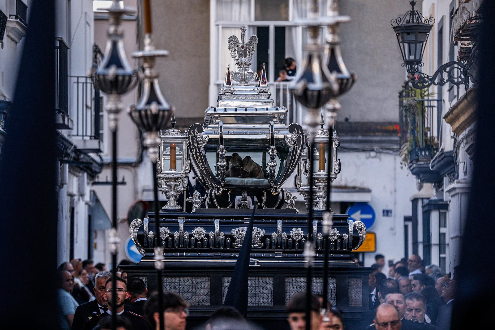 Imágenes de la salida de Santo Entierro en la Semana Santa de San Fernando 2025