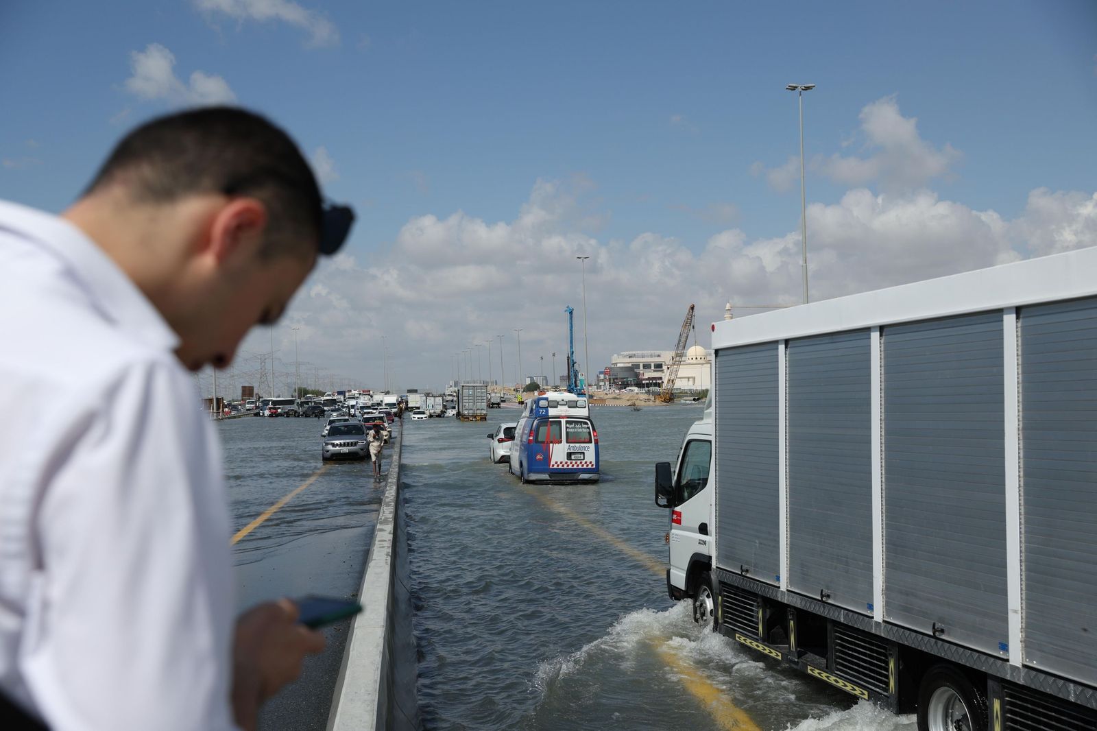 Las terribles y devastadoras lluvias en Emiratos Árabes Unidos