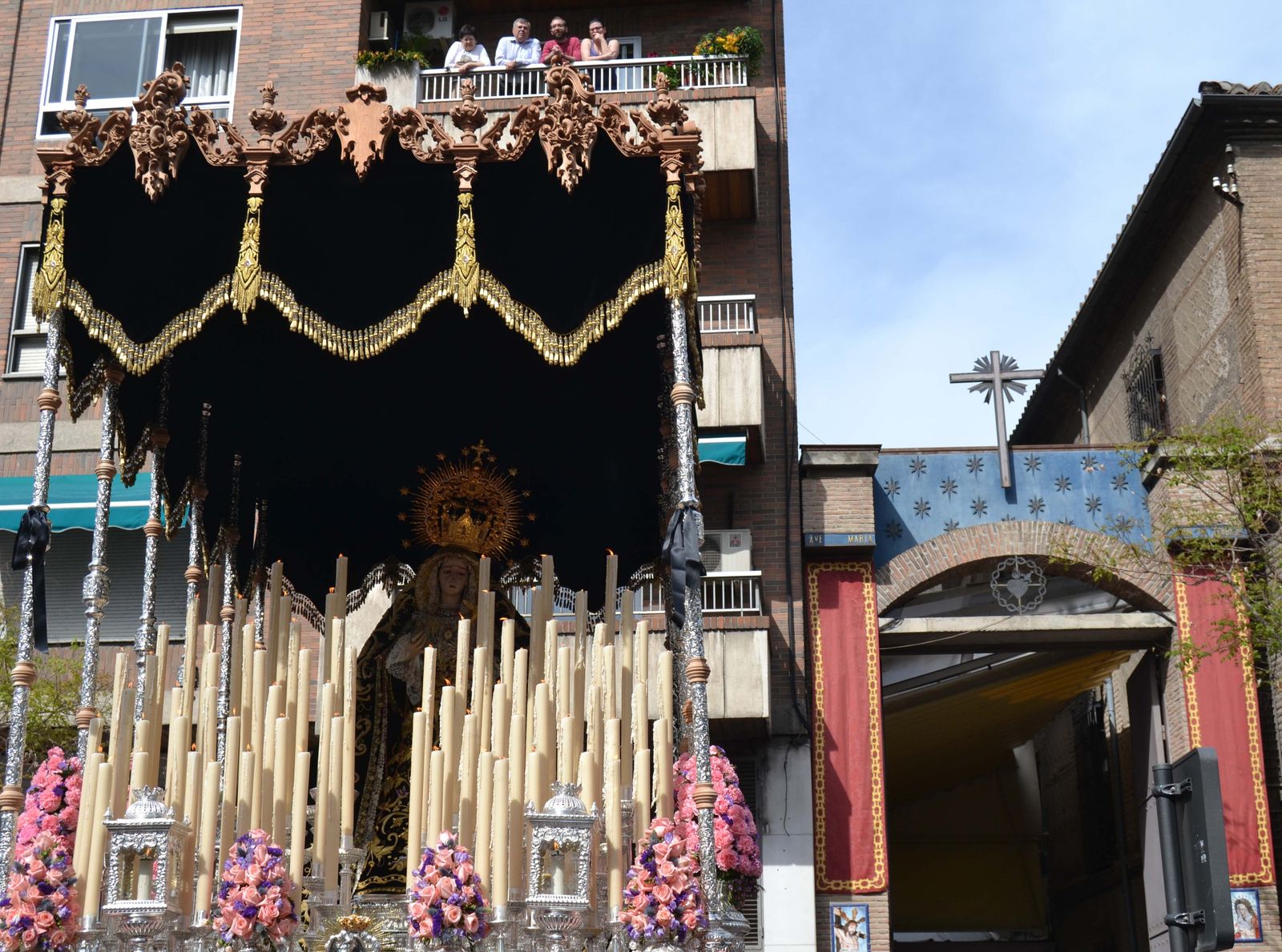 El paso de palio de la Hermandad de los Ferroviarios de Granada, que procesiona el Viernes Santo.