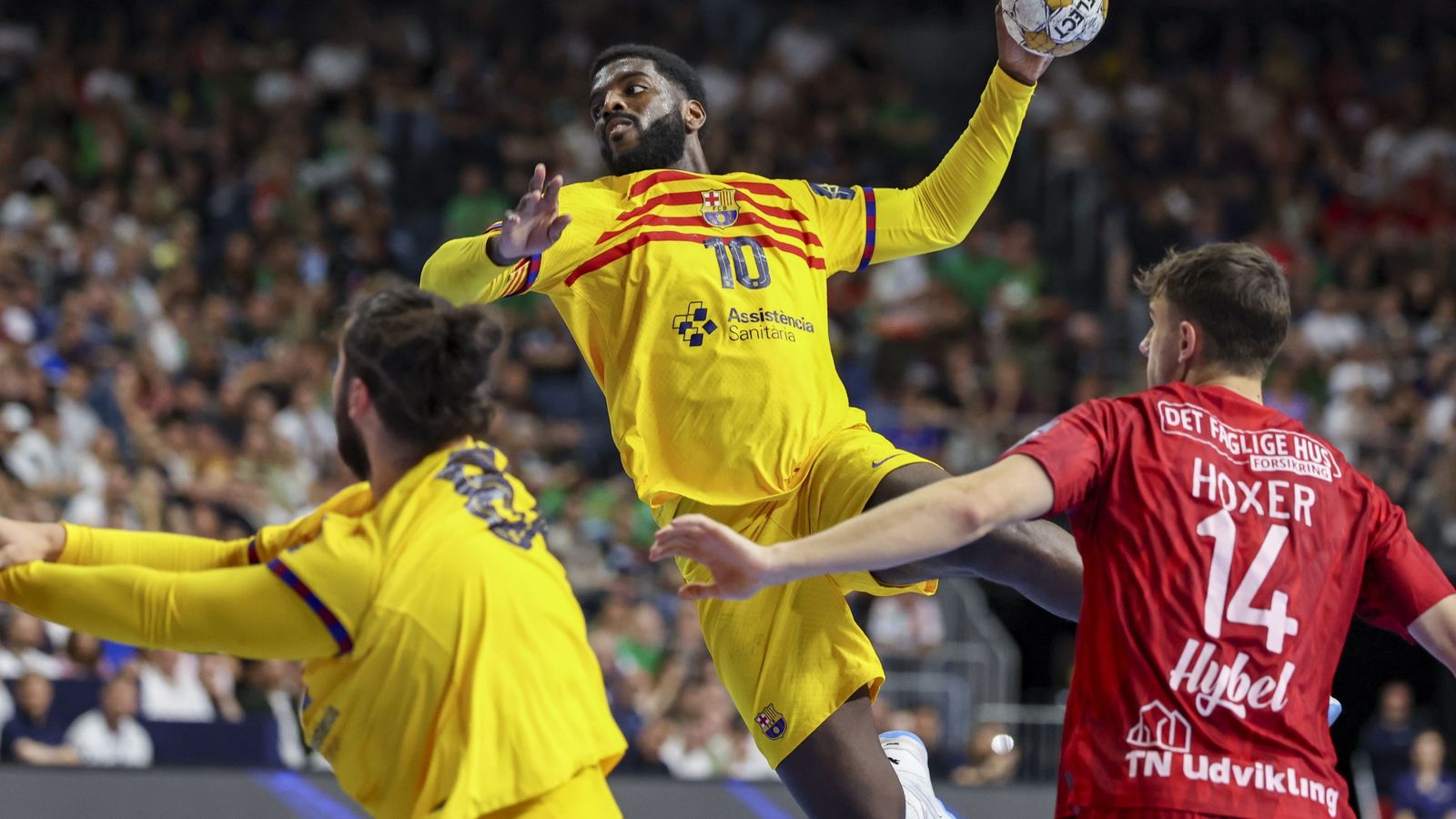 Dika Mem en los aires a punto de lanzar en un momento de la final del FC Barcelona contra el Aalborg