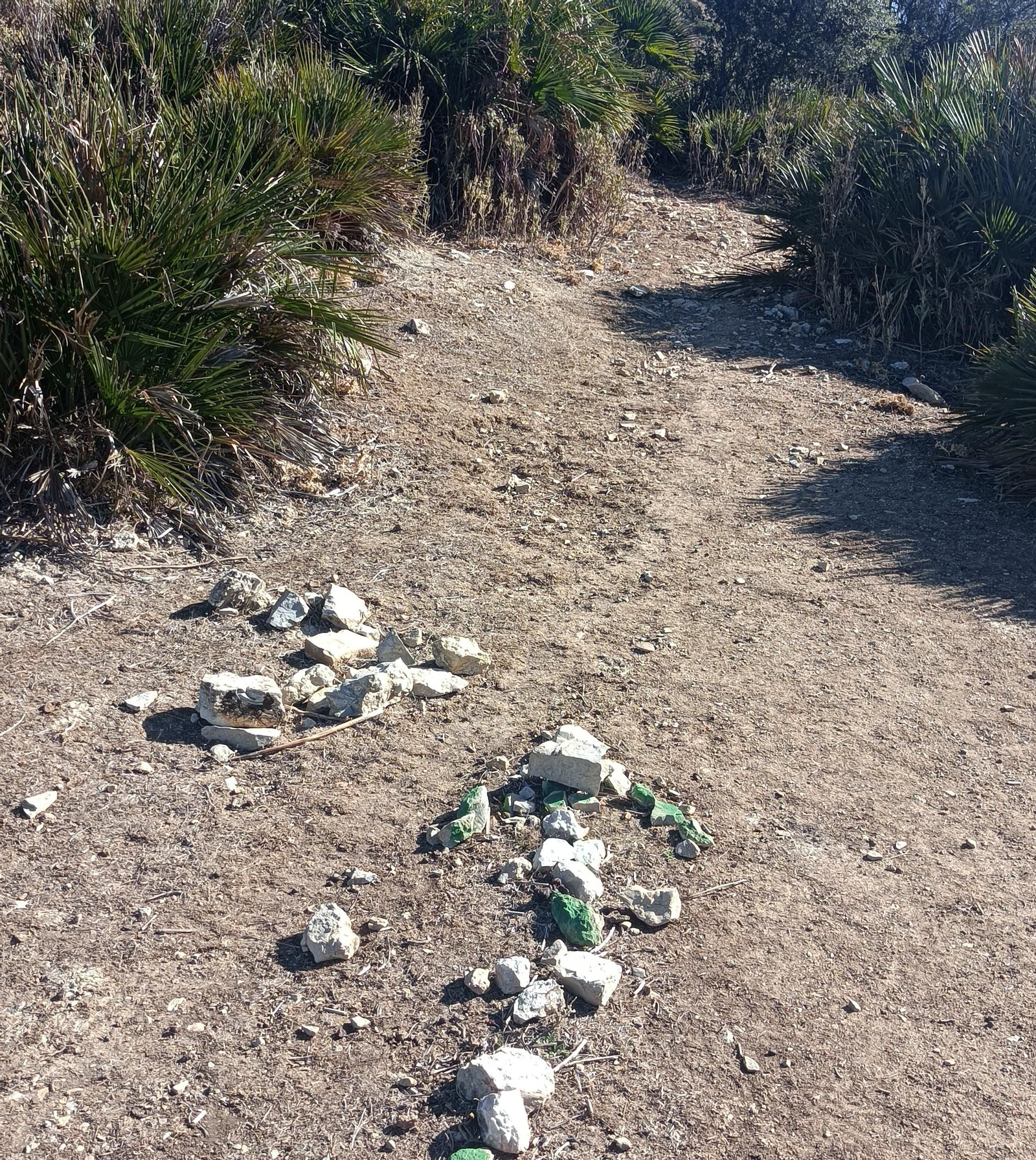 Una flecha hecha con piedras nos marca la dirección.