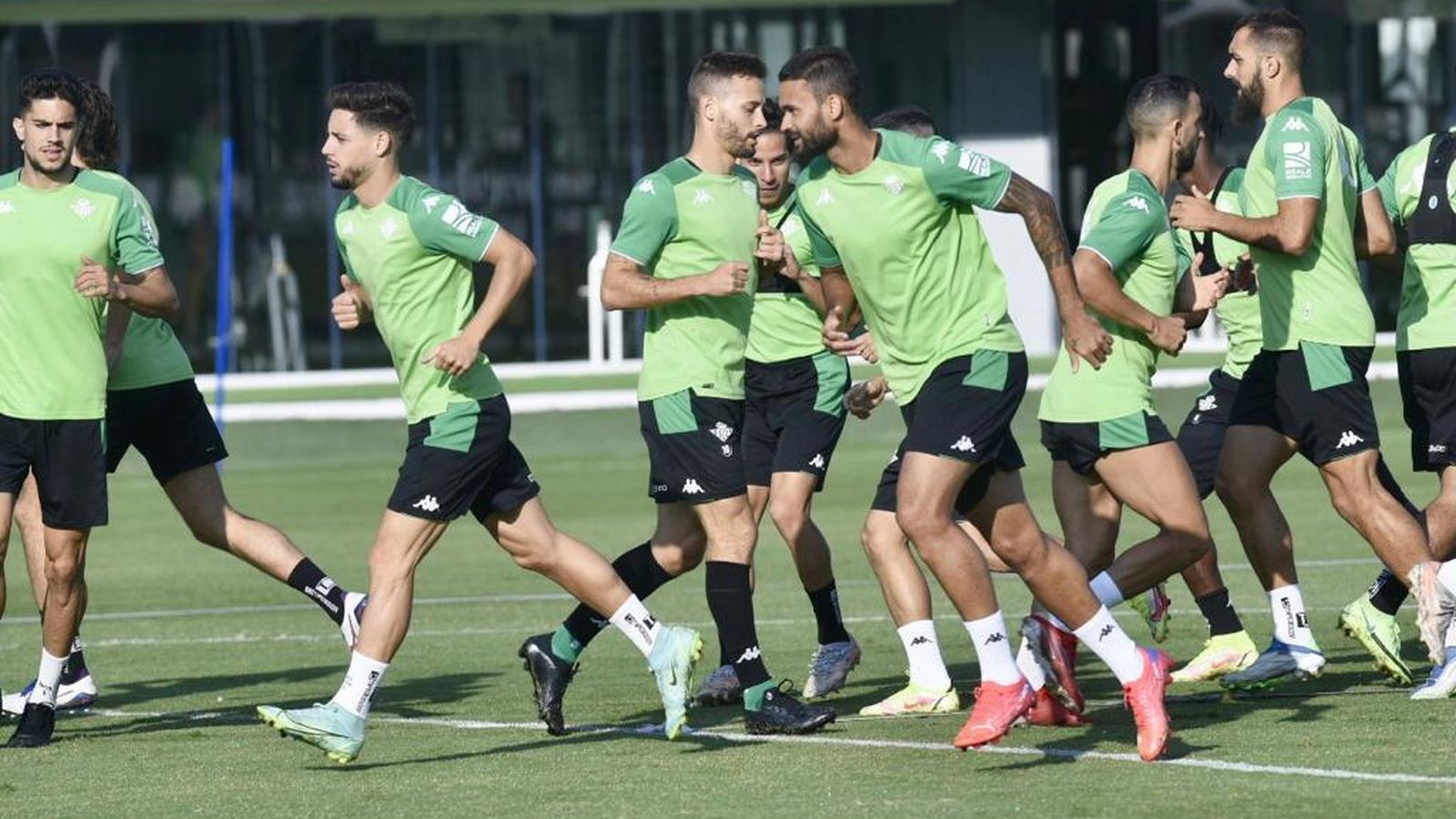 Canales, con el grupo, en la sesión de este miércoles.