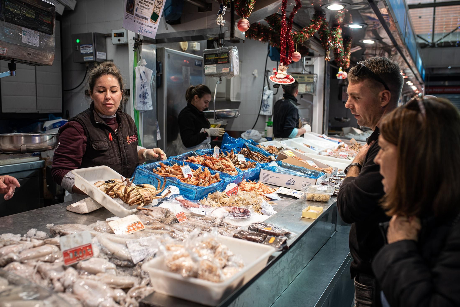 Las últimas compras en el Mercado del Carmen antes de Navidad, en imágenes