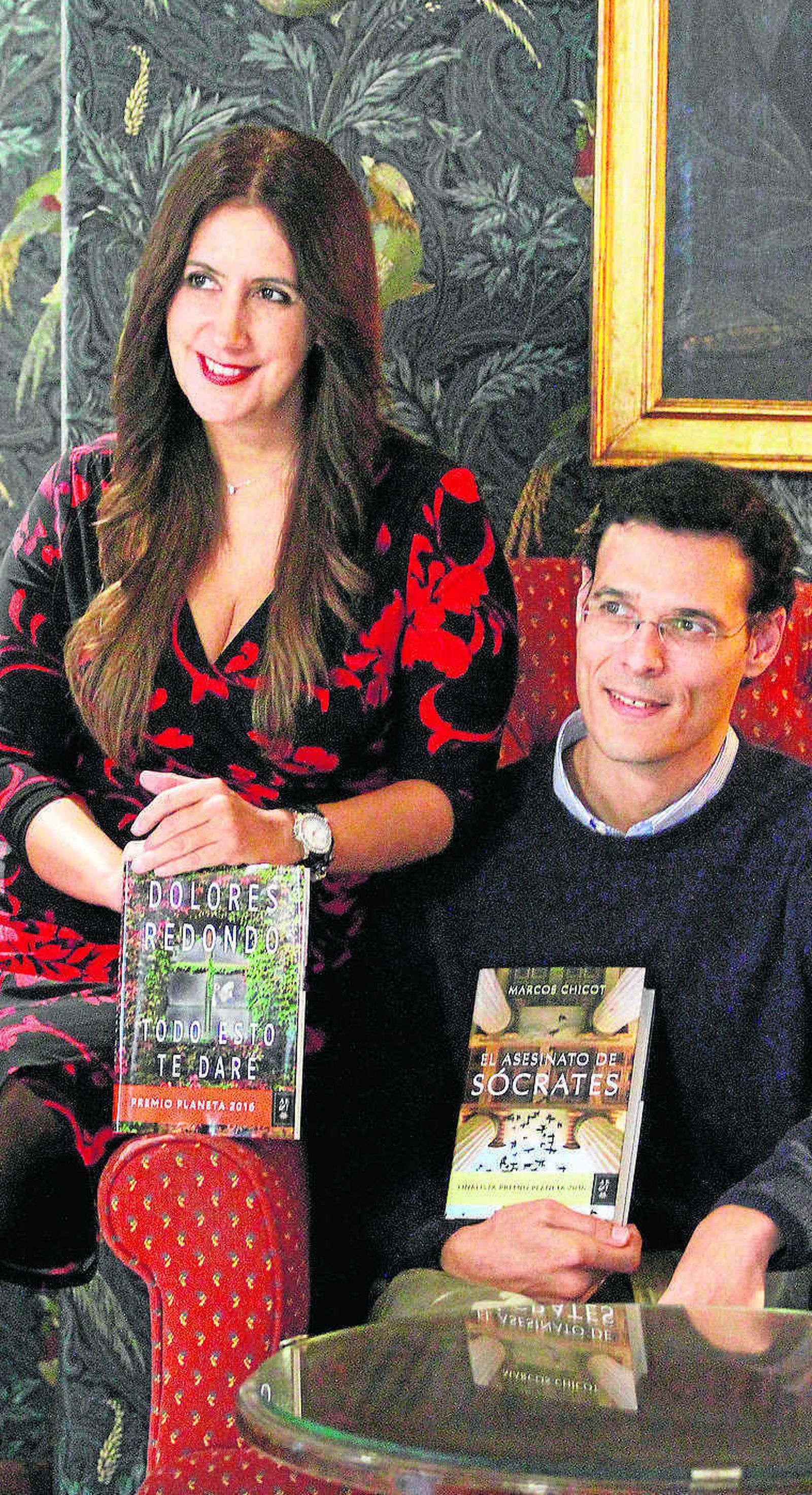 Dolores Redondo y Marcos Chicot con sus obras.