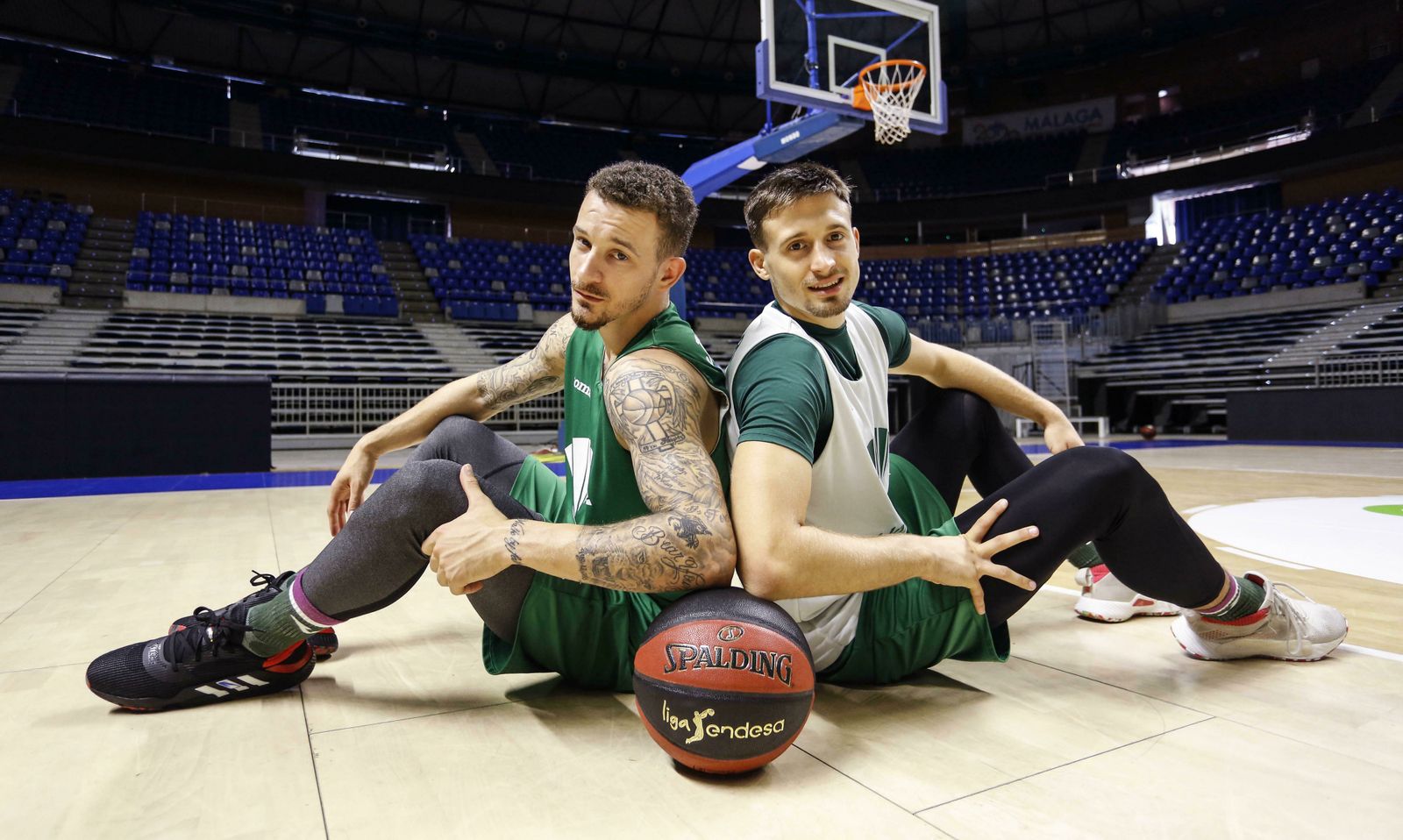 Josh Adams y Aleksa Avramovic, sobre el parqué del Carpena.