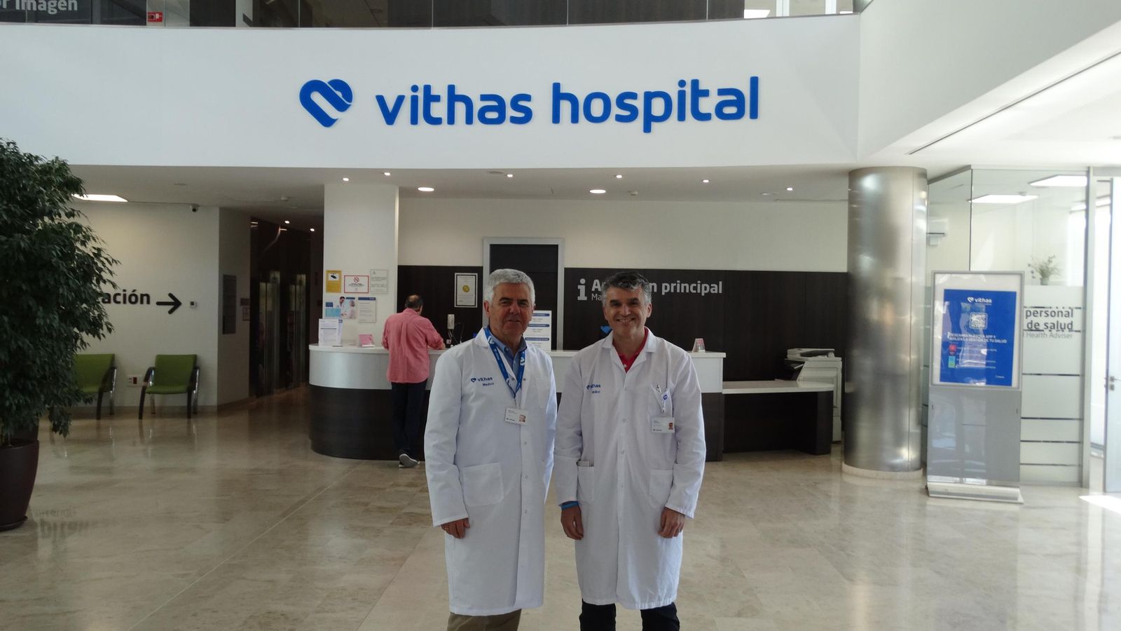 El director gerente del Hospital Vithas Granada, José Luis Salcedo y el Doctor Jorge Parra, especialista en medicina interna del mismo hospital.