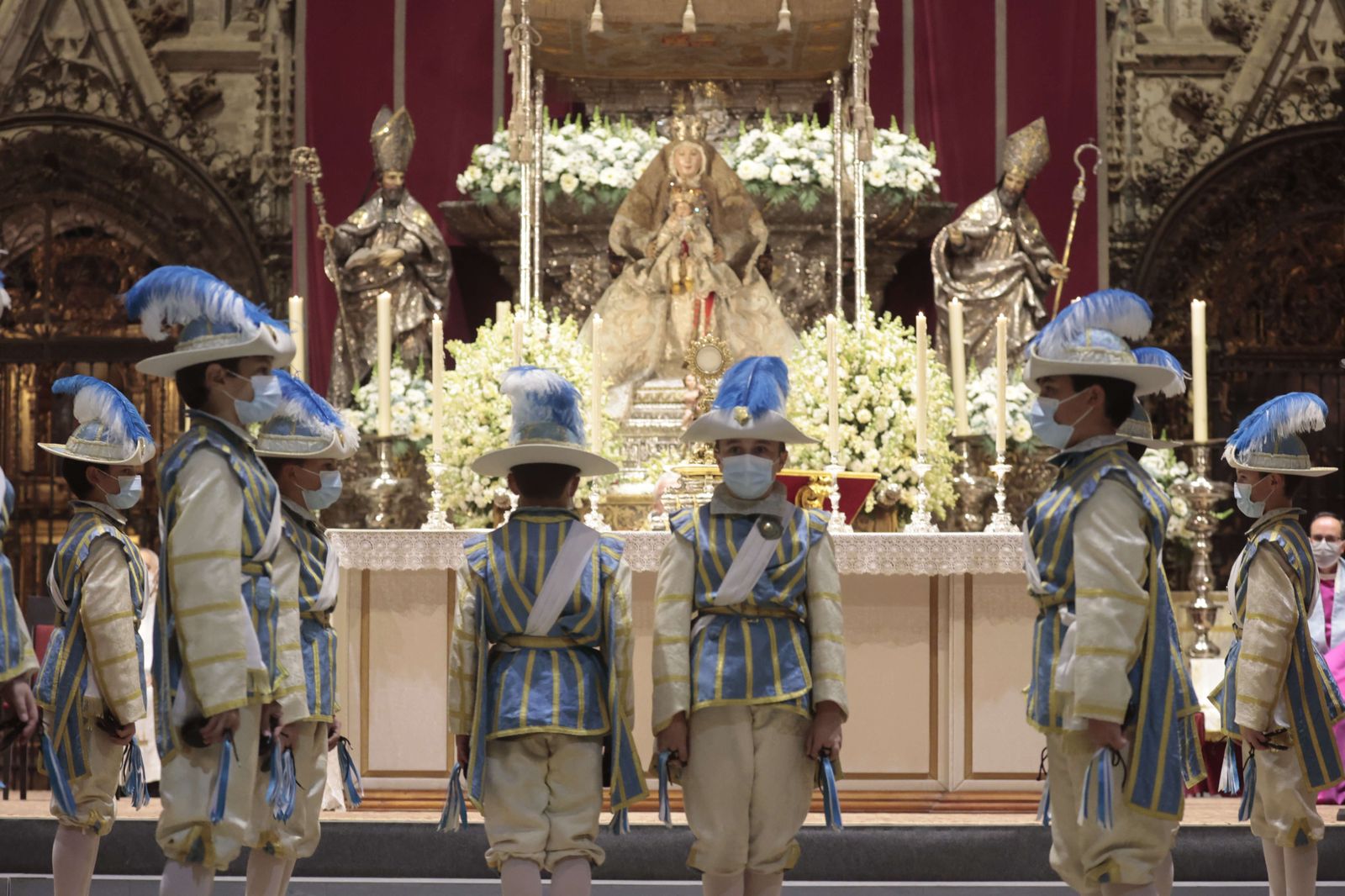Los Seises bailando ante el Santísimo con la Virgen de los Reyes todavía en el Altar del Jubileo.
