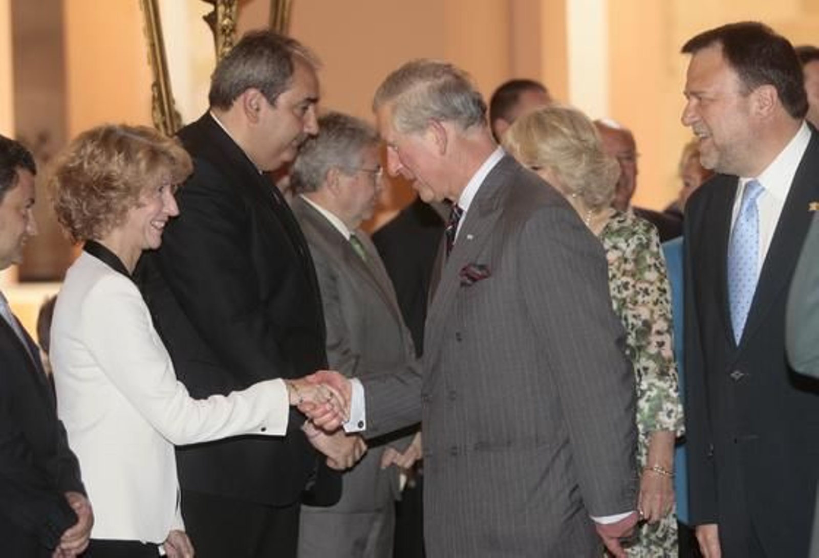 El Príncipe Carlos de Inglaterra saluda a la delegada de Cultura, Maribel Montaño.

Foto: Belén Bargas